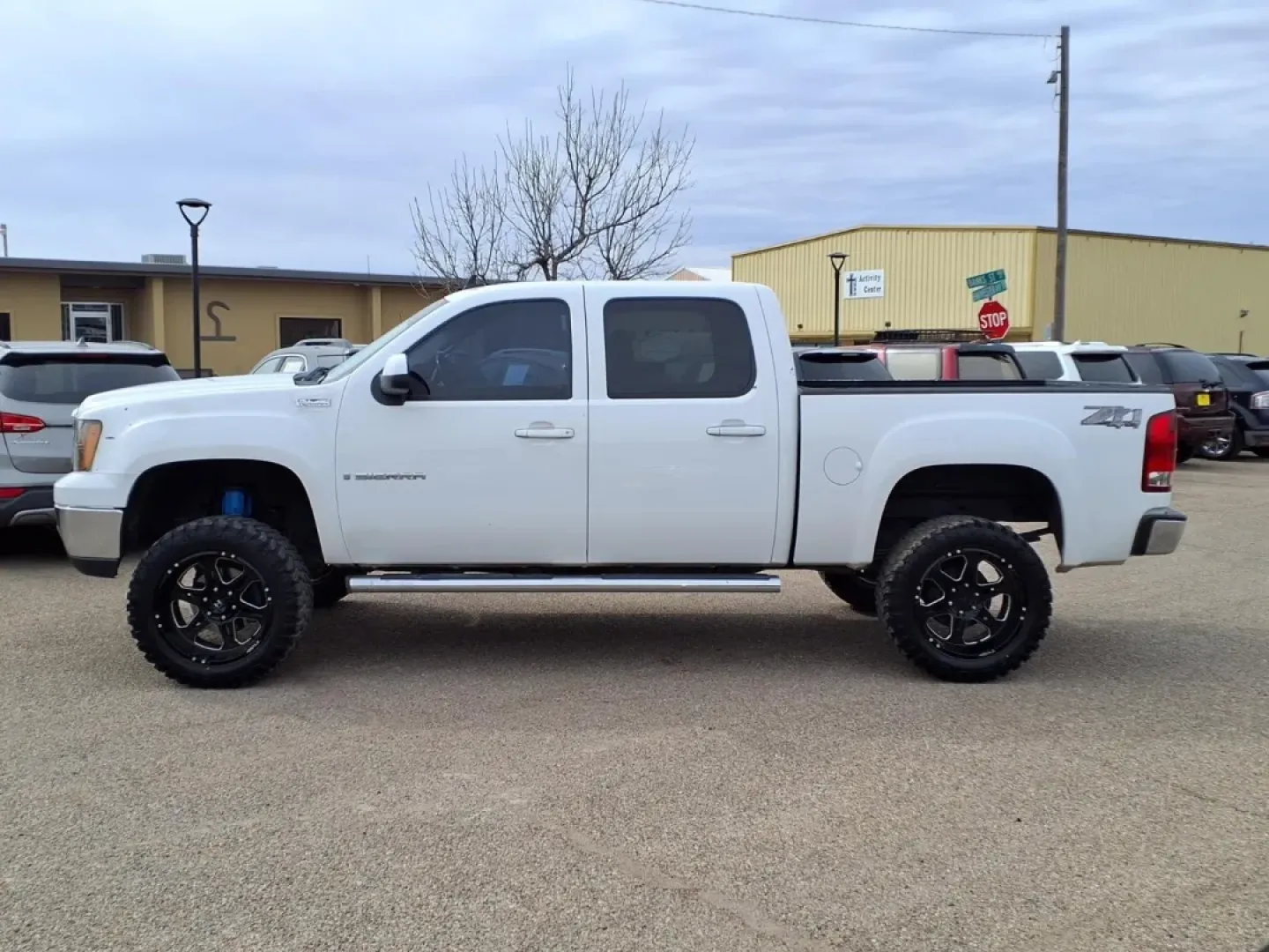 2009 Summit White GMC SIERRA 1500 SLE (3GTEK23M49G) with an 5.3L engine, Automatic transmission, located at 1401 N. Hobart, Pampa, TX, 79065, (806) 665-9872, 35.549953, -100.975098 - **Discover Your Next Adventure with a 2009 GMC Sierra 1500 at Xtra Auto Center!**<br /> <br /> Are you seeking a robust and reliable pickup truck that can handle your weekend escapades, family outings, or daily commutes with ease? Look no further than the 2009 GMC Sierra 1500, available now at Xtra - Photo#4