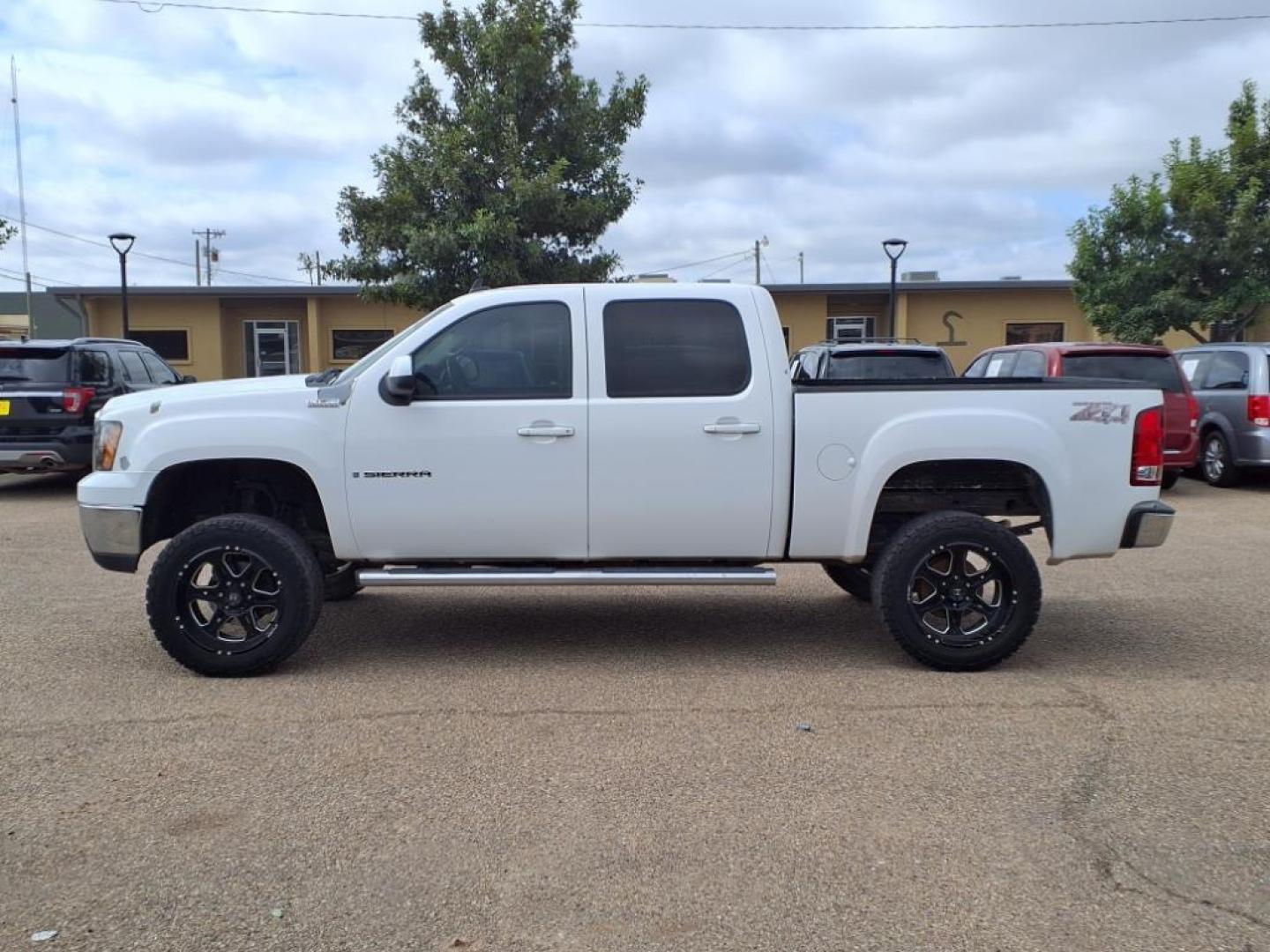 2009 Summit White GMC Sierra 1500 SLE (3GTEK23M49G) with an 5.3L Vortec Aluminum Block 5.3L V8 315hp 338ft. lbs. Sequential-Port F.I. engine, 6-Speed Shiftable Automatic transmission, located at 1401 N. Hobart, Pampa, TX, 79065, (806) 665-9872, 35.549953, -100.975098 - Photo#4