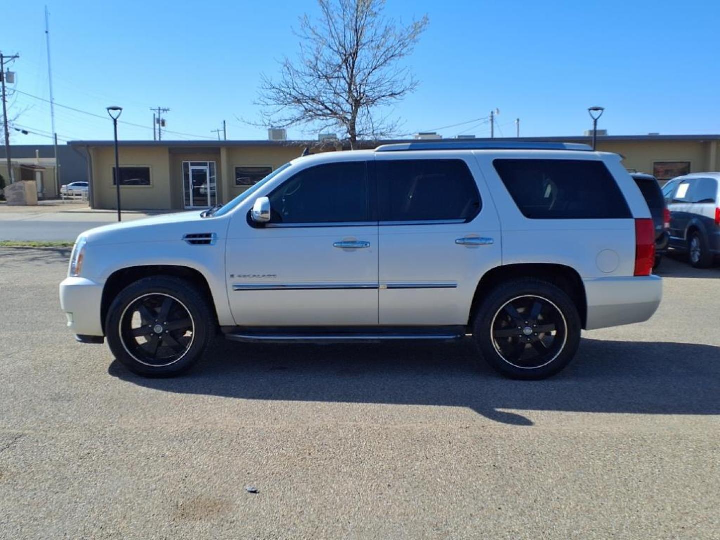 2009 White Diamond Tricoat 98u Cadillac Escalade Base (1GYFC13249R) with an 6.2L 6.2L Flex Fuel V8 403hp 417ft. lbs. Sequential-Port F.I. engine, 6-Speed Shiftable Automatic transmission, located at 1401 N. Hobart, Pampa, TX, 79065, (806) 665-9872, 35.549953, -100.975098 - Photo#4