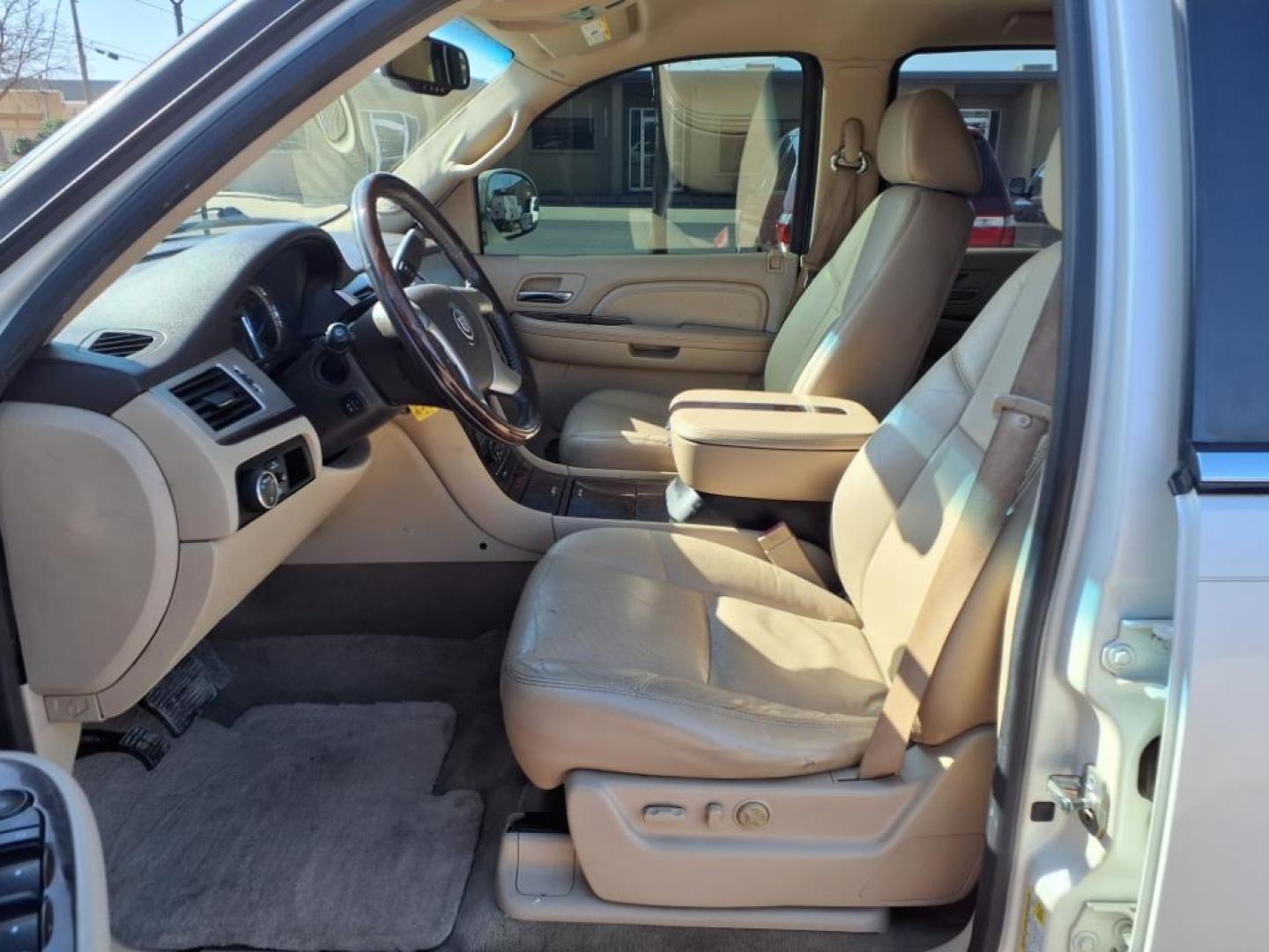 2009 White Diamond Tricoat 98u Cadillac Escalade Base (1GYFC13249R) with an 6.2L 6.2L Flex Fuel V8 403hp 417ft. lbs. Sequential-Port F.I. engine, 6-Speed Shiftable Automatic transmission, located at 1401 N. Hobart, Pampa, TX, 79065, (806) 665-9872, 35.549953, -100.975098 - Photo#10