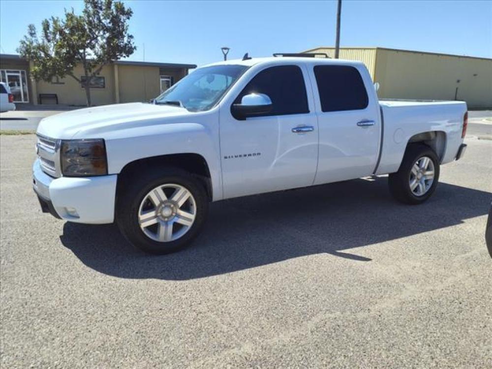 2011 Summit White Chevrolet Silverado 1500 LT (3GCPCSE05BG) with an 5.3L Vortec 5.3L Flex Fuel V8 Sequential-Port F.I. engine, 6-Speed Shiftable Automatic transmission, located at 1401 N. Hobart, Pampa, TX, 79065, (806) 665-9872, 35.549641, -100.971878 - Photo #4