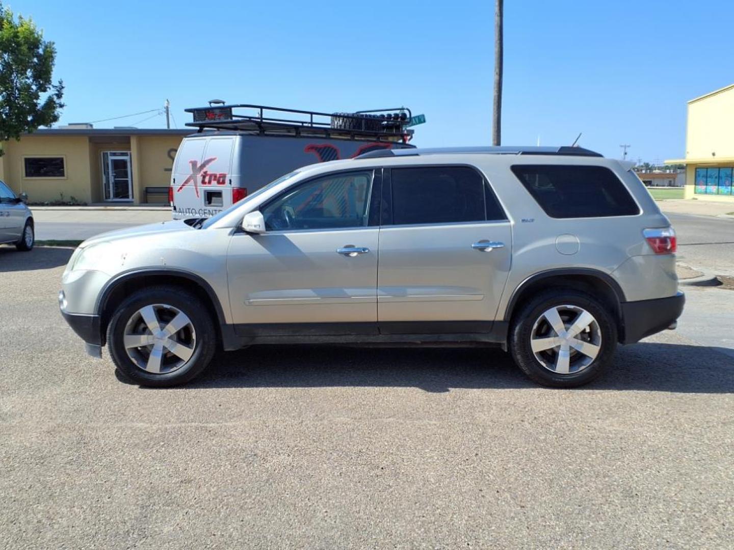 2010 Gold Mist Metallic 51u GMC Acadia SLT-1 (1GKLRMED2AJ) with an 3.6L 3.6L V6 288hp 270ft. lbs. Fuel Injected engine, 6-Speed Shiftable Automatic transmission, located at 1401 N. Hobart, Pampa, TX, 79065, (806) 665-9872, 35.549953, -100.975098 - Photo#4