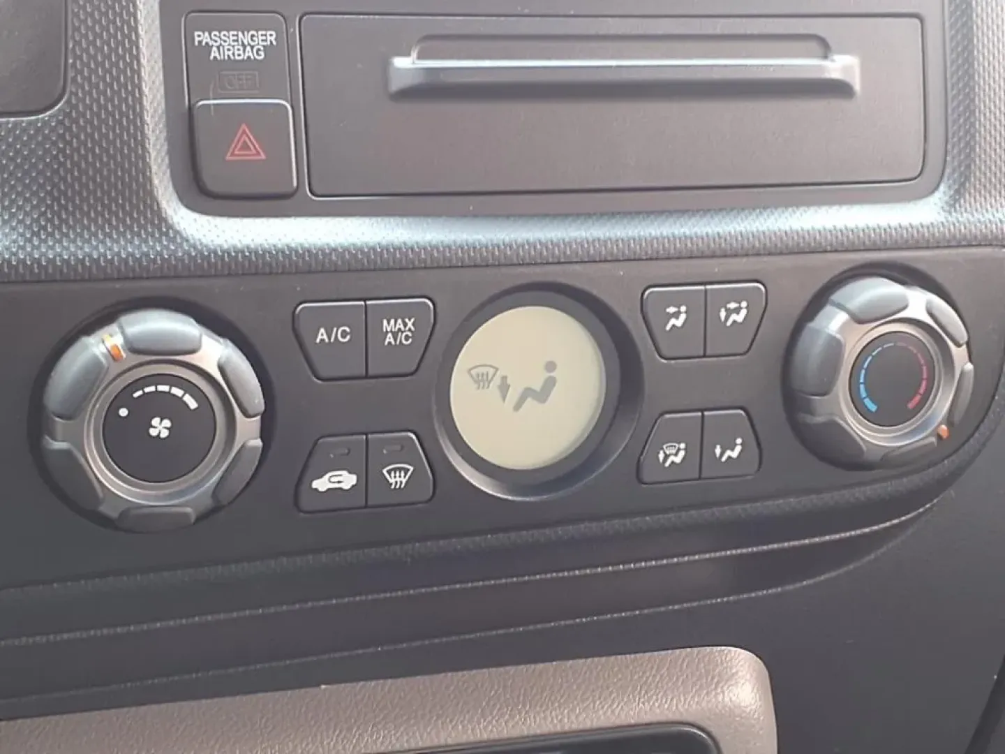 2010 White Honda RIDGELINE RT (5FPYK1F29AB) with an 3.5L engine, Automatic transmission, located at 1401 N. Hobart, Pampa, TX, 79065, (806) 665-9872, 35.549953, -100.975098 - ### 2010 Honda Ridgeline RT: Your Perfect Companion for Weekend Adventures!<br /> <br /> Are you ready to elevate your weekend getaways, family outings, or daily commutes? Look no further than this versatile 2010 Honda Ridgeline RT, available now at Xtra Auto Center in Pampa, TX. This dependable pic - Photo#6