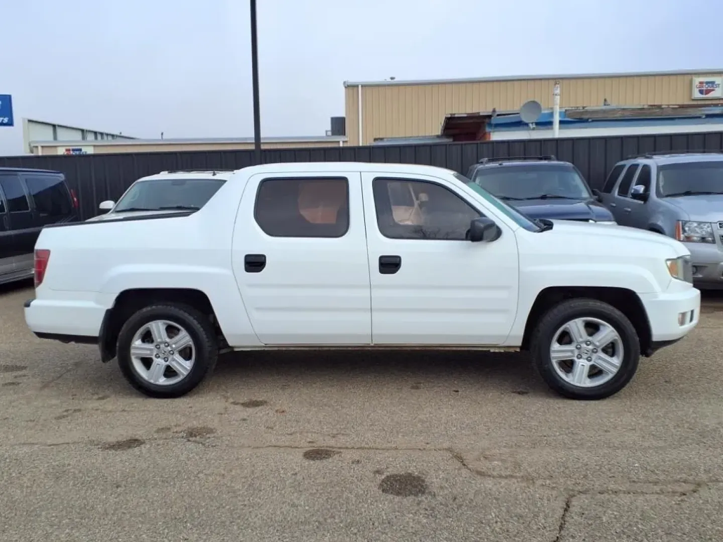 2010 White Honda Ridgeline RT (5FPYK1F29AB) with an Other engine, Automatic transmission, located at 1401 N. Hobart, Pampa, TX, 79065, (806) 665-9872, 35.549953, -100.975098 - ### 2010 Honda Ridgeline RT: Your Perfect Companion for Weekend Adventures!<br /> <br /> Are you ready to elevate your weekend getaways, family outings, or daily commutes? Look no further than this versatile 2010 Honda Ridgeline RT, available now at Xtra Auto Center in Pampa, TX. This dependable pic - Photo#2