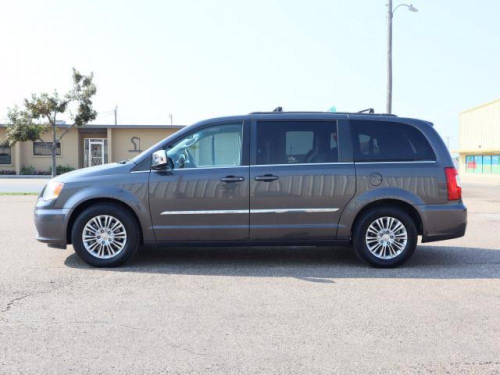 2015 Granite Crystal Metallic Clear Coat Chrysler Town and Country Touring-L (2C4RC1CG8FR) with an 3.6 6 Cylinder Sequential Multiport Fuel Injection engine, Automatic transmission, located at 1401 N. Hobart, Pampa, TX, 79065, (806) 665-9872, 35.549641, -100.971878 - Photo #4