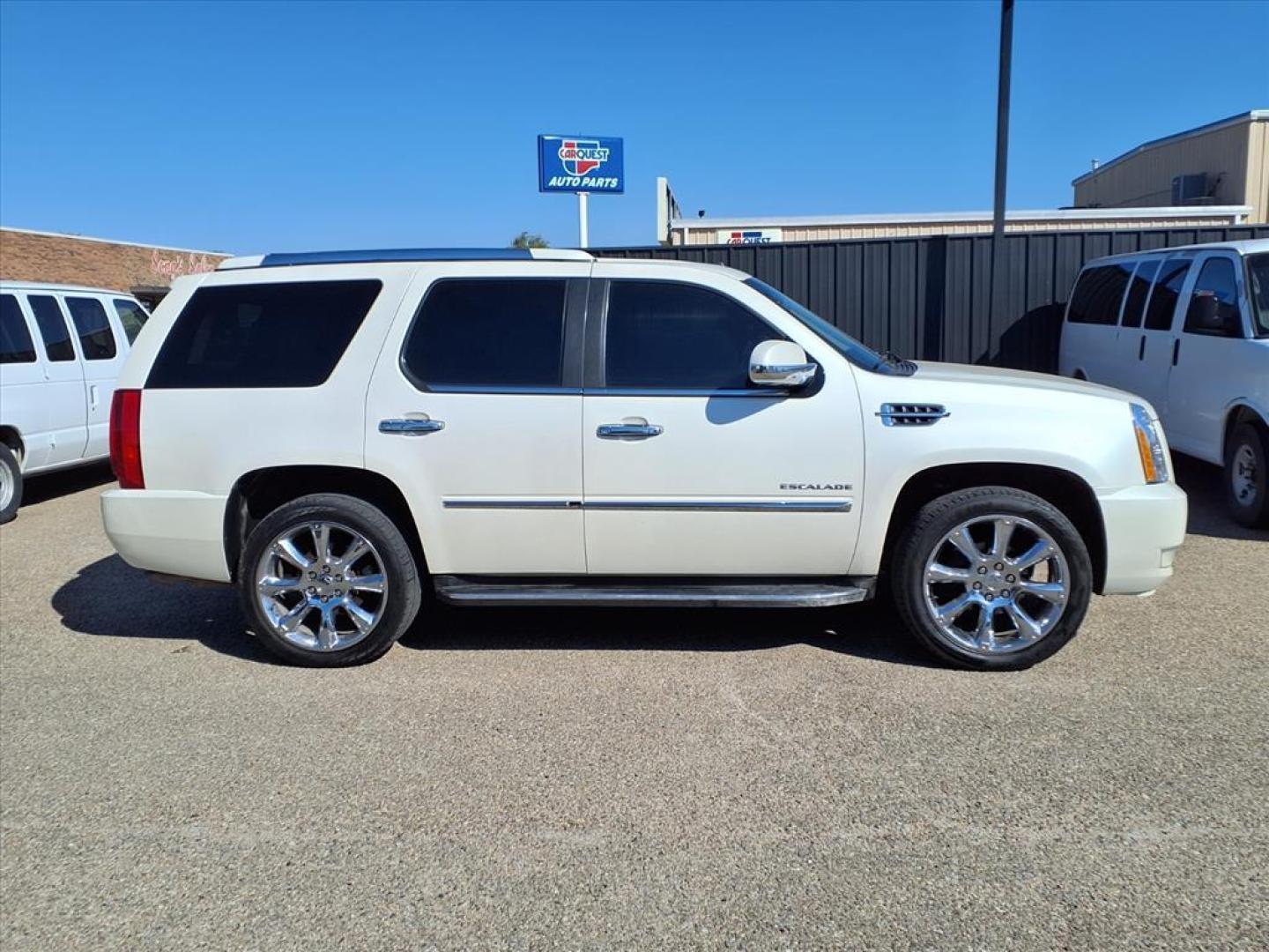 2010 White Diamond Tricoat Cadillac Escalade Luxury (1GYUKBEF8AR) with an 6.2L 6.2L Flex Fuel V8 403hp 417ft. lbs. Sequential-Port F.I. engine, 6-Speed Shiftable Automatic transmission, located at 1401 N. Hobart, Pampa, TX, 79065, (806) 665-9872, 35.549953, -100.975098 - Photo#2