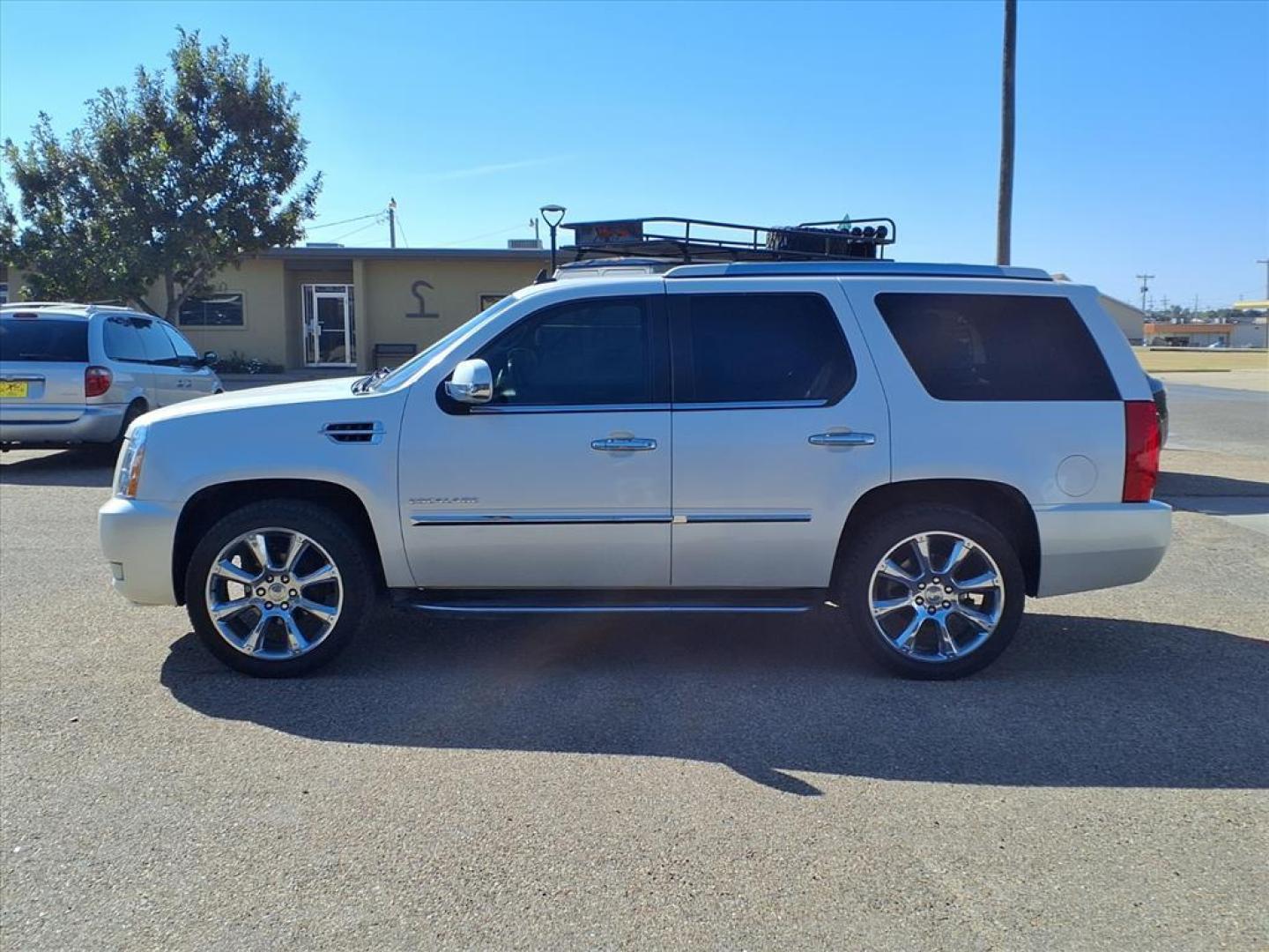 2010 White Diamond Tricoat Cadillac Escalade Luxury (1GYUKBEF8AR) with an 6.2L 6.2L Flex Fuel V8 403hp 417ft. lbs. Sequential-Port F.I. engine, 6-Speed Shiftable Automatic transmission, located at 1401 N. Hobart, Pampa, TX, 79065, (806) 665-9872, 35.549953, -100.975098 - Photo#4