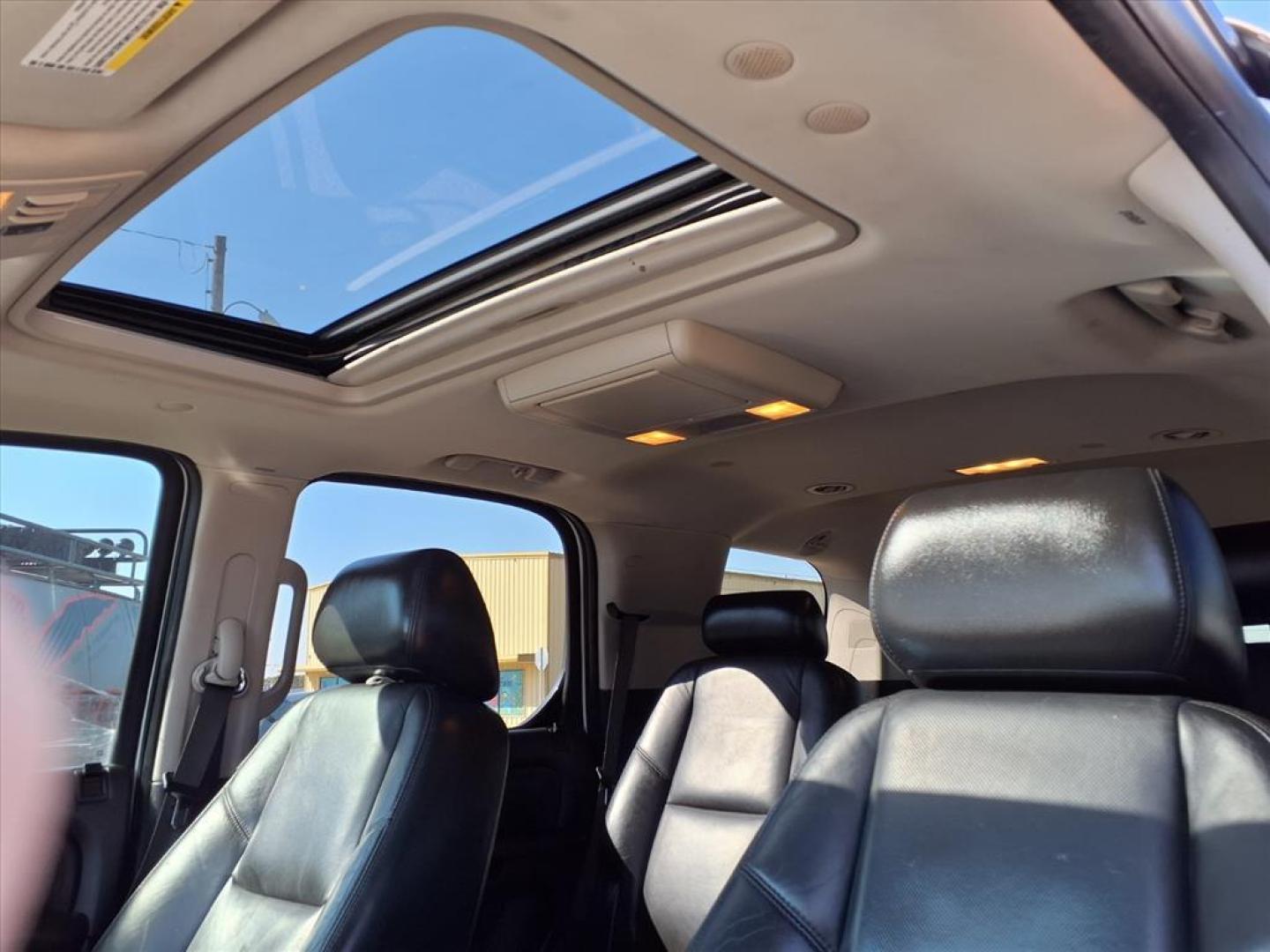 2010 White Diamond Tricoat Cadillac Escalade Luxury (1GYUKBEF8AR) with an 6.2L 6.2L Flex Fuel V8 403hp 417ft. lbs. Sequential-Port F.I. engine, 6-Speed Shiftable Automatic transmission, located at 1401 N. Hobart, Pampa, TX, 79065, (806) 665-9872, 35.549953, -100.975098 - Photo#5