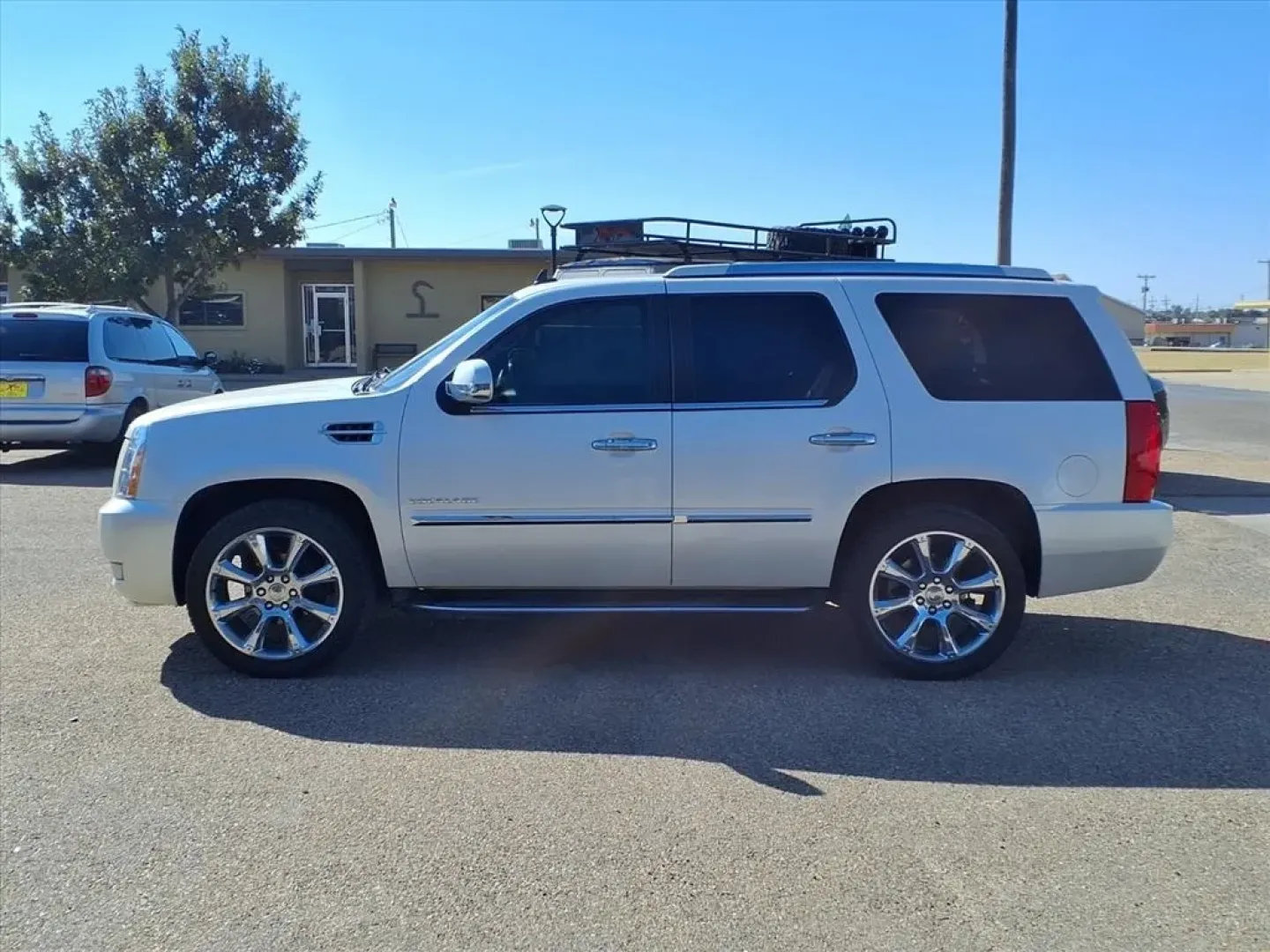 2010 White Diamond Tricoat Cadillac Escalade AWD Luxury (1GYUKBEF8AR) with an Other engine, Automatic transmission, located at 1401 N. Hobart, Pampa, TX, 79065, (806) 665-9872, 35.549953, -100.975098 - Experience the ultimate blend of luxury and versatility with our stunning 2010 Cadillac Escalade AWD Luxury, now available at Xtra Auto Center in Pampa, TX. This iconic SUV is not just a vehicle; it's a lifestyle statement, perfect for families seeking space, comfort, and performance. With room for - Photo#4