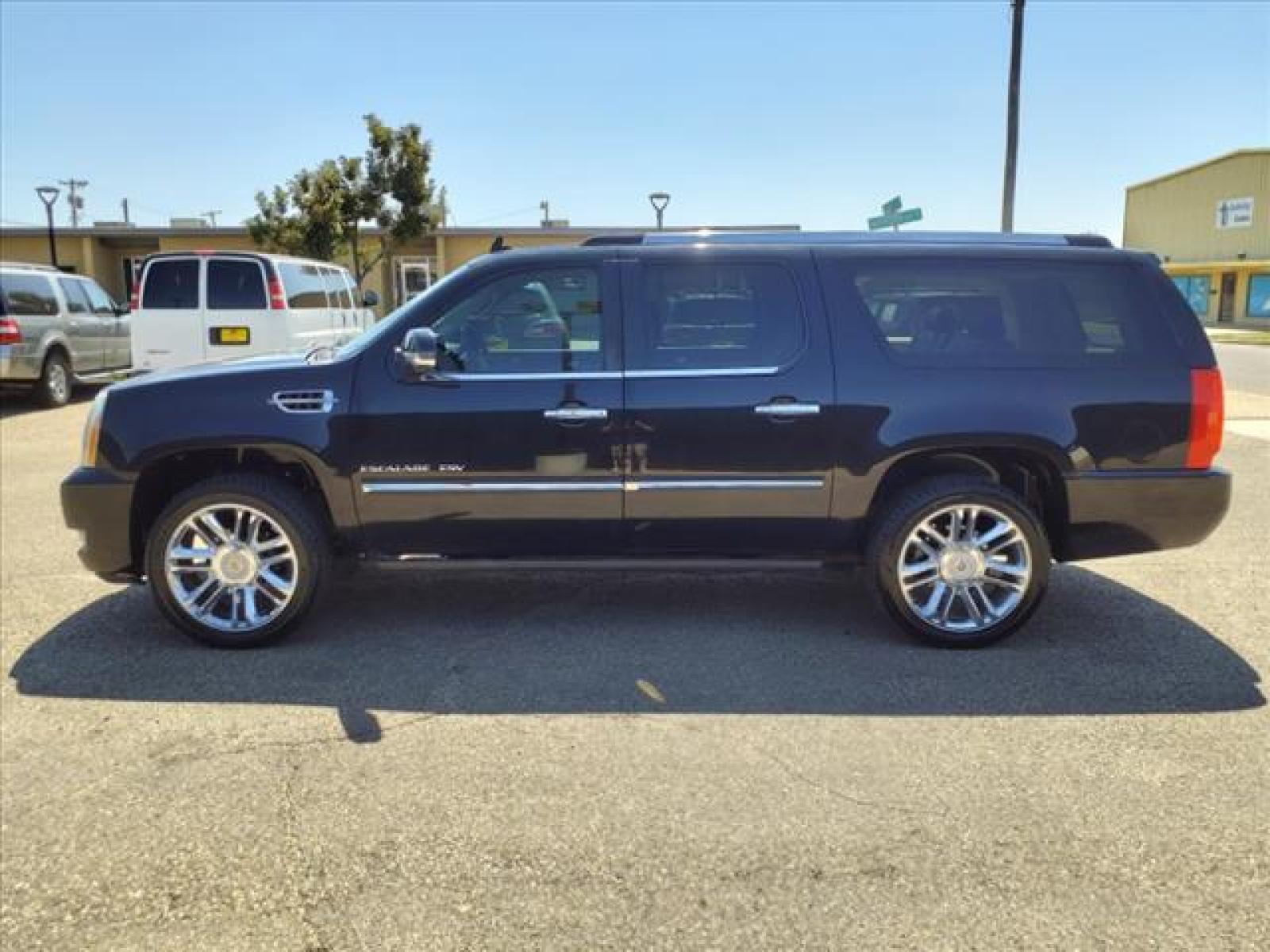 2011 Black Raven Cadillac Escalade ESV Platinum Edition (1GYS3KEF0BR) with an 6.2L 6.2L Flex Fuel V8 403hp 4 Sequential-Port F.I. engine, 6-Speed Shiftable Automatic transmission, located at 1401 N. Hobart, Pampa, TX, 79065, (806) 665-9872, 35.549641, -100.971878 - Photo #4