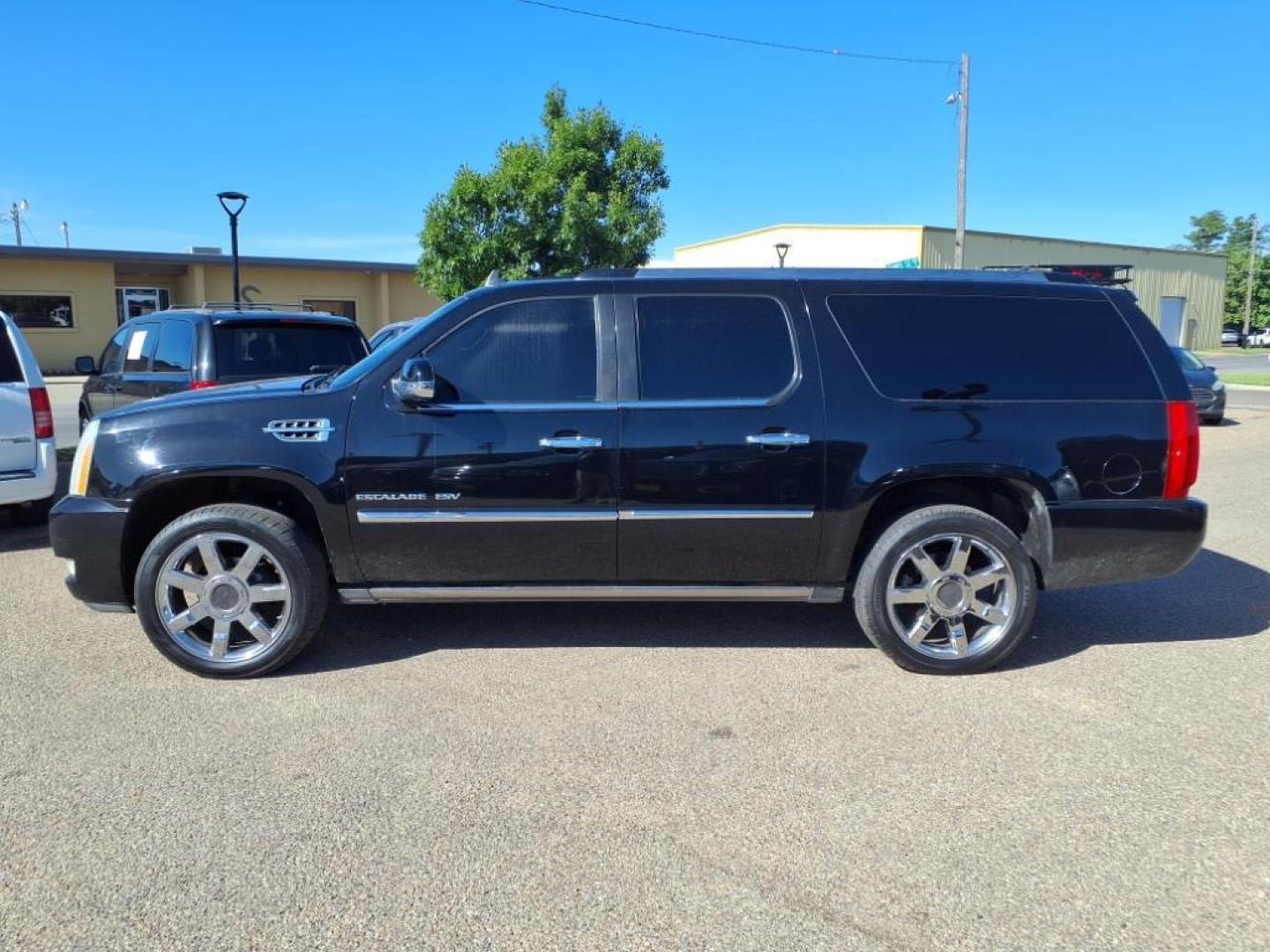 2011 Black Raven Cadillac Escalade ESV Platinum Edition (1GYS3KEF0BR) with an 6.2L 6.2L Flex Fuel V8 403hp 417ft. lbs. Sequential-Port F.I. engine, 6-Speed Shiftable Automatic transmission, located at 1401 N. Hobart, Pampa, TX, 79065, (806) 665-9872, 35.549953, -100.975098 - Photo#4
