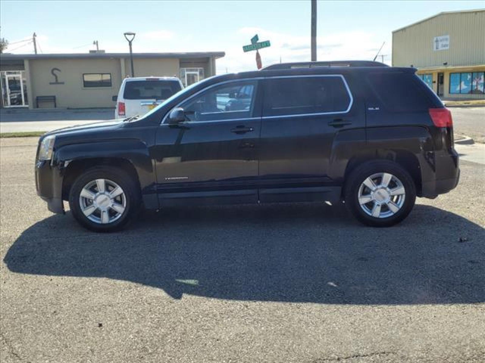 2011 Carbon Black Metallic GMC Terrain SLE-2 (2CTALSEC8B6) with an 2.4L 2.4L I4 182hp 172ft. lbs. Direct Injection engine, 6-Speed Shiftable Automatic transmission, located at 1401 N. Hobart, Pampa, TX, 79065, (806) 665-9872, 35.549641, -100.971878 - Photo #4