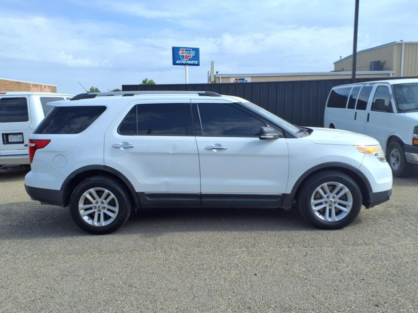 2014 Oxford White Ford Explorer XLT (1FM5K7D80EG) with an 3.5L 3.5L V6 290hp 255ft. lbs. Direct Injection engine, 6-Speed Shiftable Automatic transmission, located at 1401 N. Hobart, Pampa, TX, 79065, (806) 665-9872, 35.549953, -100.975098 - Photo#2
