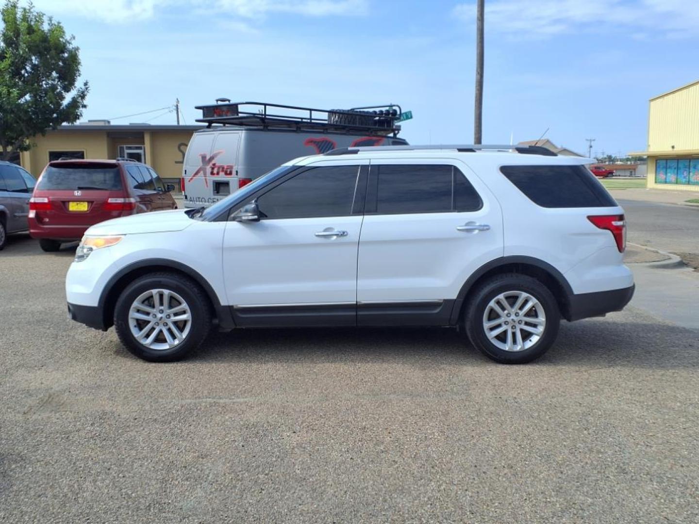 2014 Oxford White Ford Explorer XLT (1FM5K7D80EG) with an 3.5L 3.5L V6 290hp 255ft. lbs. Direct Injection engine, 6-Speed Shiftable Automatic transmission, located at 1401 N. Hobart, Pampa, TX, 79065, (806) 665-9872, 35.549953, -100.975098 - Photo#4
