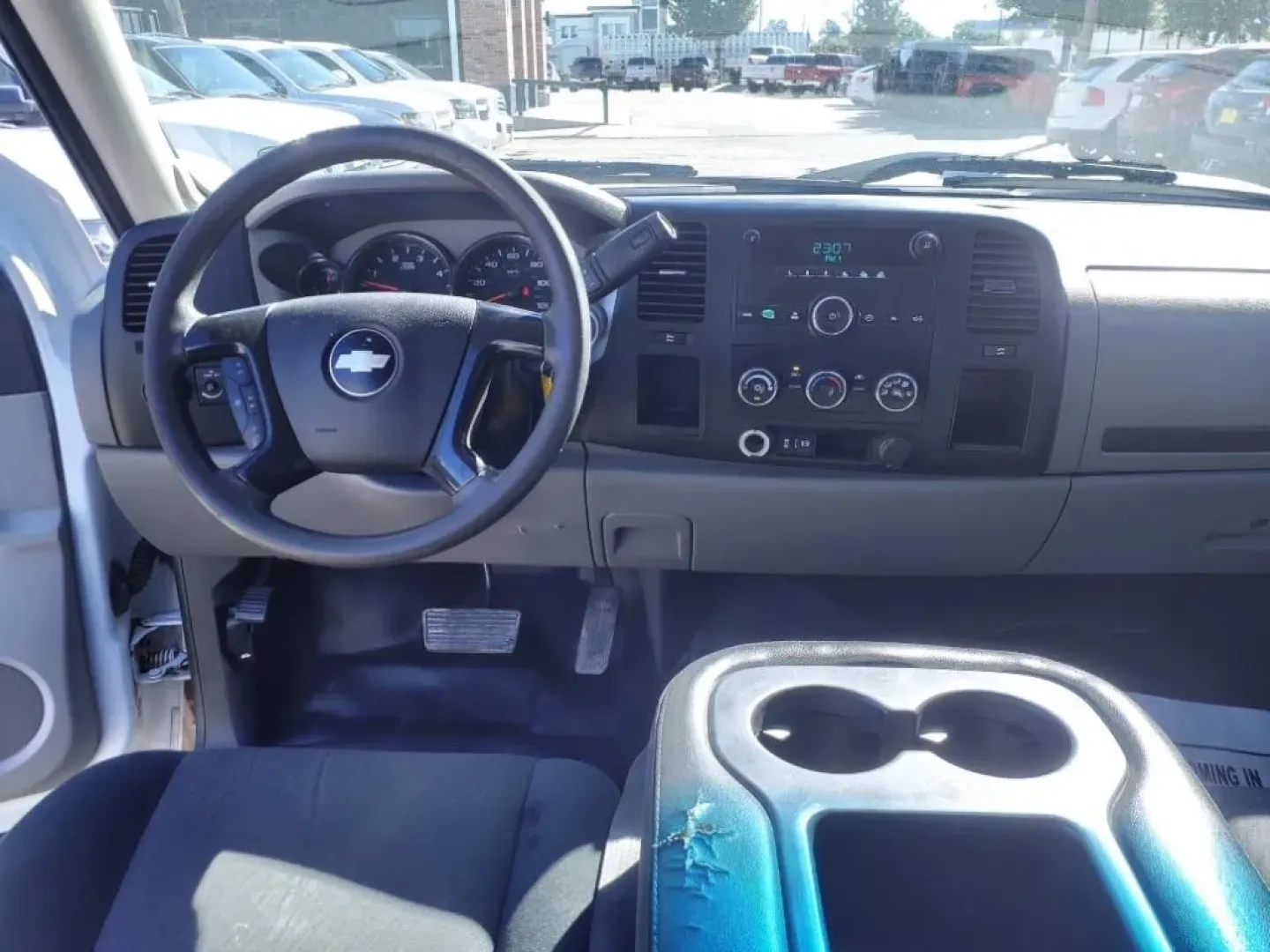 2013 Summit White Chevrolet SILVERADO 2500 HEAVY DUTY (1GB2CVC85DZ) with an 6.6L engine, Automatic transmission, located at 1401 N. Hobart, Pampa, TX, 79065, (806) 665-9872, 35.549953, -100.975098 - **Unleash Your Adventures with the 2013 Chevrolet Silverado 2500HD at Xtra Auto Center in Pampa, TX!**<br /> <br /> Are you ready to elevate your work and play? The 2013 Chevrolet Silverado 2500HD is here to make that possible! This rugged and reliable pickup is perfect for everyone from hard-workin - Photo#9