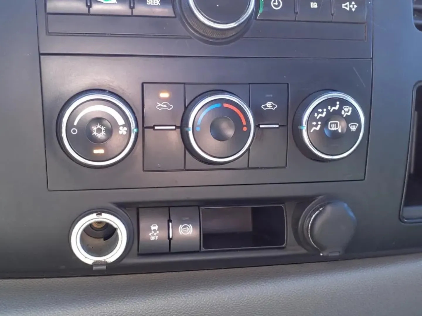 2013 Summit White Chevrolet SILVERADO 2500 HEAVY DUTY (1GB2CVC85DZ) with an 6.6L engine, Automatic transmission, located at 1401 N. Hobart, Pampa, TX, 79065, (806) 665-9872, 35.549953, -100.975098 - **Unleash Your Adventures with the 2013 Chevrolet Silverado 2500HD at Xtra Auto Center in Pampa, TX!**<br /> <br /> Are you ready to elevate your work and play? The 2013 Chevrolet Silverado 2500HD is here to make that possible! This rugged and reliable pickup is perfect for everyone from hard-workin - Photo#6