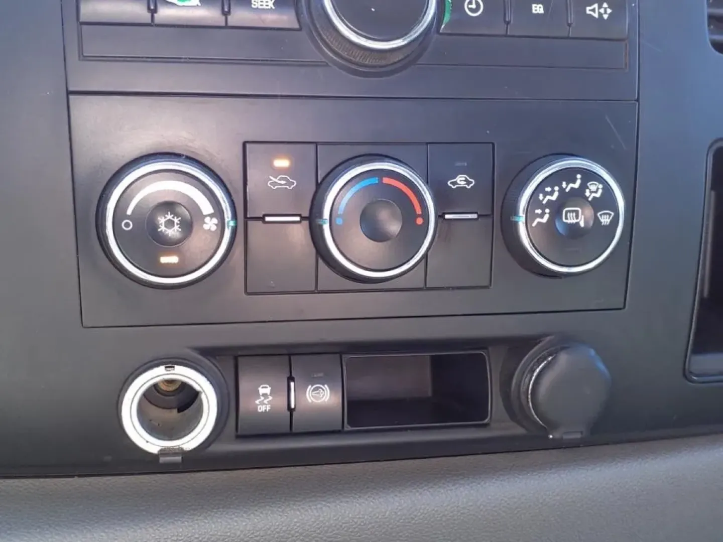 2013 Summit White Chevrolet Silverado 2500HD Work Truck Ext. Cab 2WD (1GB2CVC85DZ) with an Other engine, Automatic transmission, located at 1401 N. Hobart, Pampa, TX, 79065, (806) 665-9872, 35.549953, -100.975098 - **Unleash Your Adventures with the 2013 Chevrolet Silverado 2500HD at Xtra Auto Center in Pampa, TX!**<br /> <br /> Are you ready to elevate your work and play? The 2013 Chevrolet Silverado 2500HD is here to make that possible! This rugged and reliable pickup is perfect for everyone from hard-workin - Photo#6