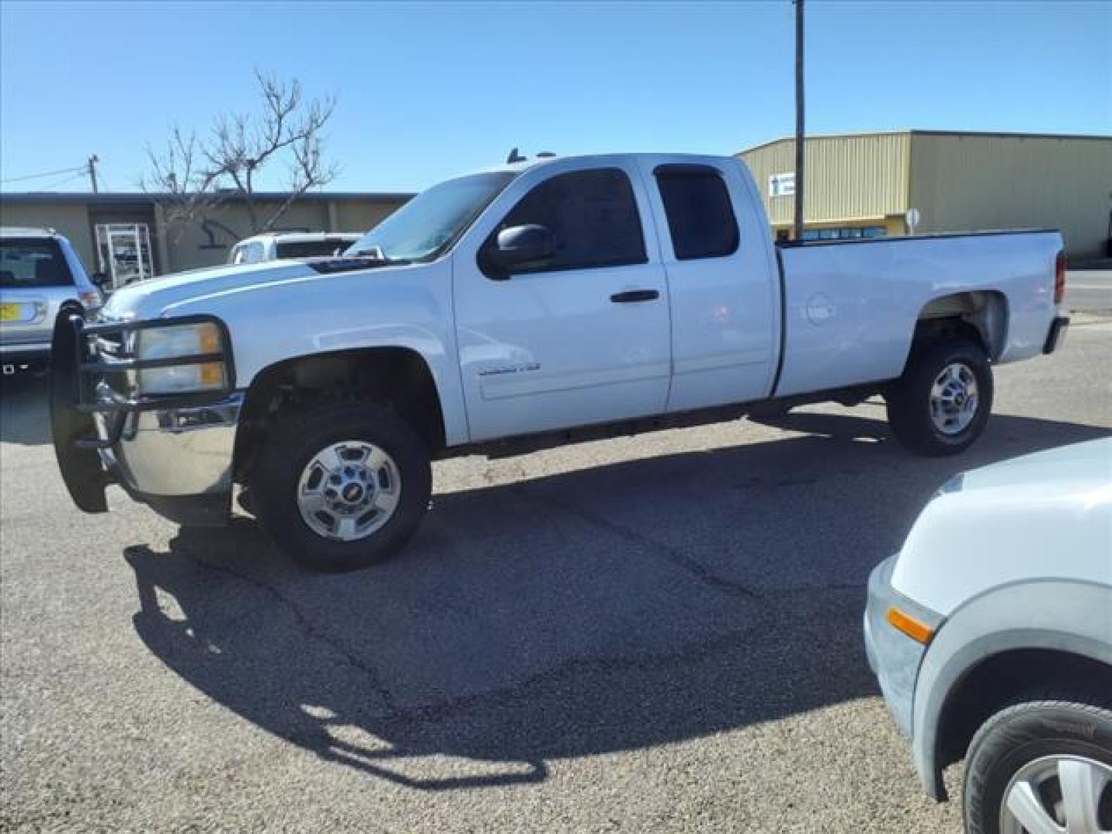 2013 Summit White Chevrolet Silverado 2500HD LT (1GC2CXCG9DZ) with an 6.0L Vortec 6.0L Natural Gas V Sequential Electronic Fuel Injection engine, Automatic transmission, located at 1401 N. Hobart, Pampa, TX, 79065, (806) 665-9872, 35.549641, -100.971878 - Photo #4