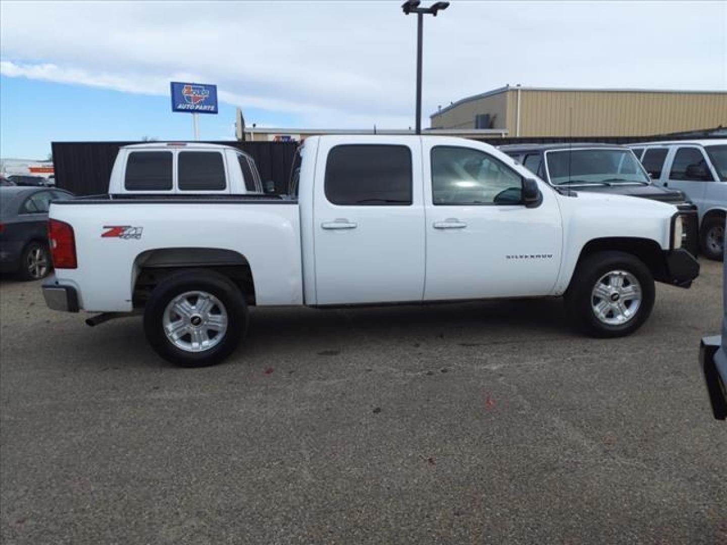 2009 Summit White 50u Chevrolet Silverado 1500 LT (3GCEK23339G) with an 5.3L Iron Block 5.3L Flex Fuel V8 315hp 338ft. lbs. Fuel Injected engine, 6-Speed Shiftable Automatic transmission, located at 1401 N. Hobart, Pampa, TX, 79065, (806) 665-9872, 35.549953, -100.975098 - Photo#2