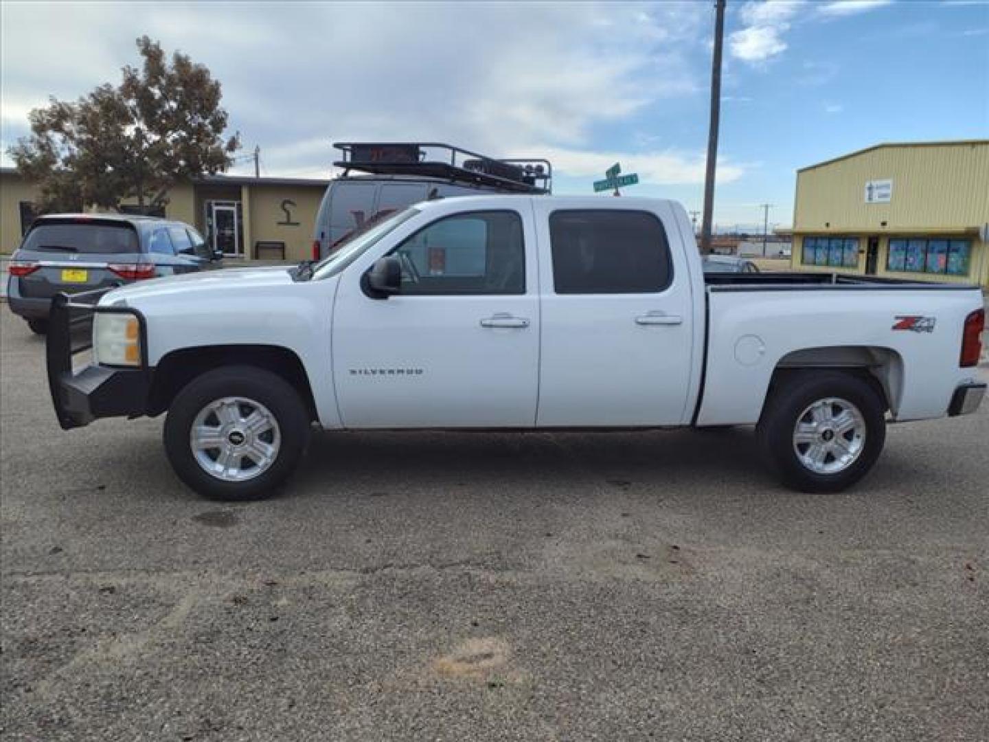 2009 Summit White 50u Chevrolet Silverado 1500 LT (3GCEK23339G) with an 5.3L Iron Block 5.3L Flex Fuel V8 315hp 338ft. lbs. Fuel Injected engine, 6-Speed Shiftable Automatic transmission, located at 1401 N. Hobart, Pampa, TX, 79065, (806) 665-9872, 35.549953, -100.975098 - Photo#4