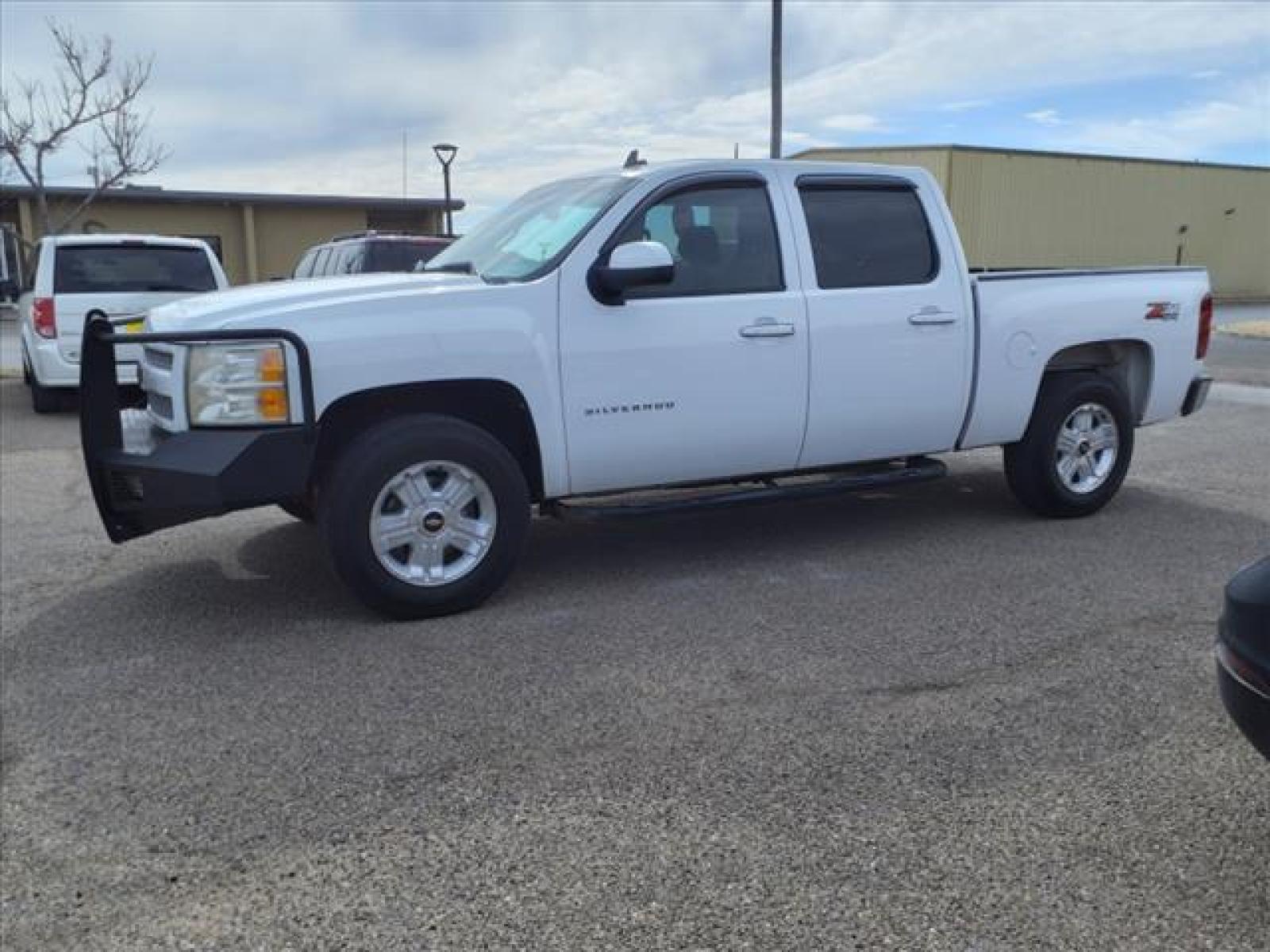 2009 Summit White Chevrolet Silverado 1500 LT (3GCEK23339G) with an 5.3L Iron Block 5.3L Flex Fuel Fuel Injected engine, Automatic transmission, located at 1401 N. Hobart, Pampa, TX, 79065, (806) 665-9872, 35.549641, -100.971878 - Photo #4