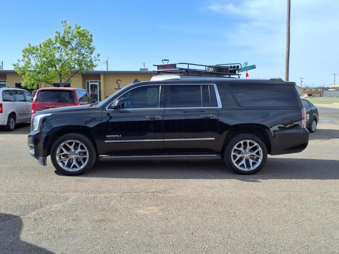 2015 Onyx Black Gba GMC Yukon XL Denali (1GKS2JKJ9FR) with an 6.2L EcoTec3 6.2L V8 420hp 460ft. lbs. Direct Injection engine, Automatic transmission, located at 1401 N. Hobart, Pampa, TX, 79065, (806) 665-9872, 35.549953, -100.975098 - Photo#4