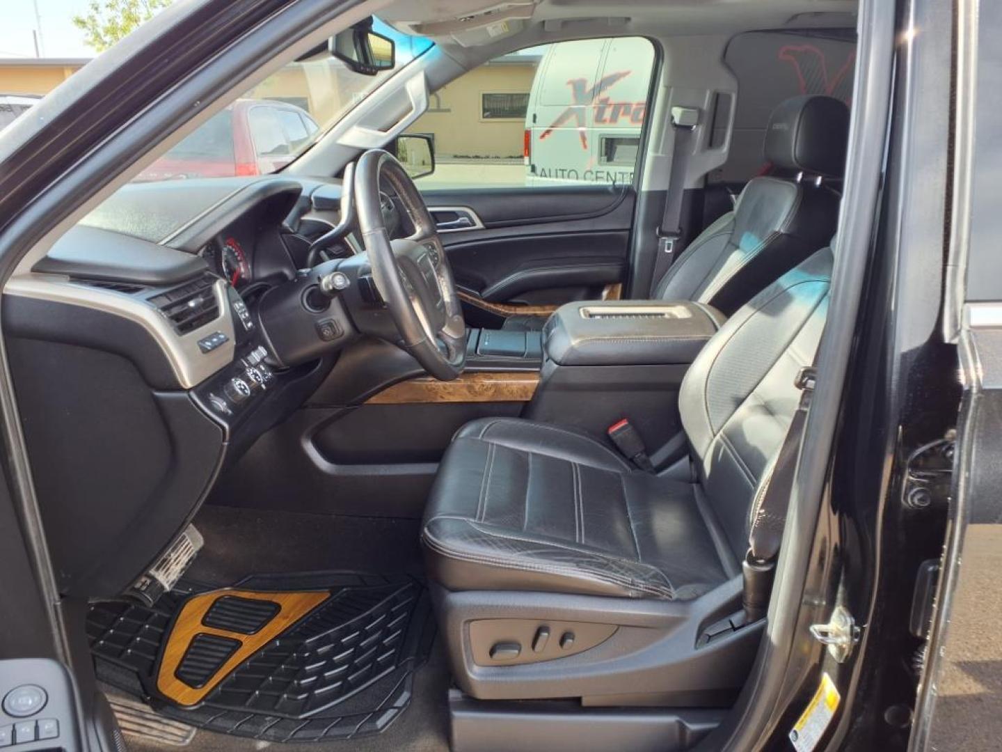 2015 Onyx Black Gba GMC Yukon XL Denali (1GKS2JKJ9FR) with an 6.2L EcoTec3 6.2L V8 420hp 460ft. lbs. Direct Injection engine, Automatic transmission, located at 1401 N. Hobart, Pampa, TX, 79065, (806) 665-9872, 35.549953, -100.975098 - Photo#12