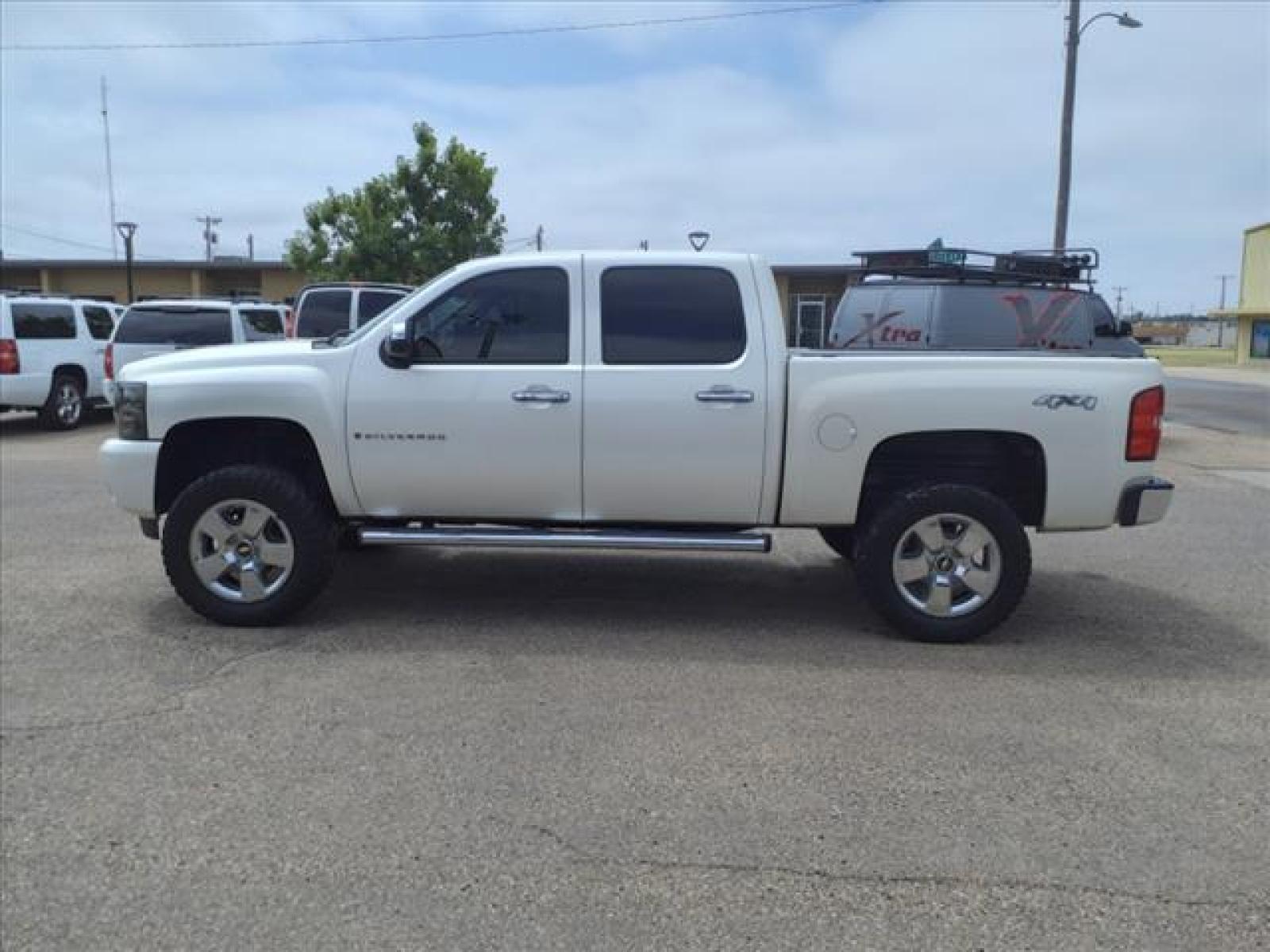 2009 White Diamond Tricoat Chevrolet Silverado 1500 LTZ (3GCEK33349G) with an 5.3L Vortec Aluminum Block 5.3L Flex Fuel V8 315hp 338ft. lbs. Fuel Injected engine, 6-Speed Shiftable Automatic transmission, located at 1401 N. Hobart, Pampa, TX, 79065, (806) 665-9872, 35.549953, -100.975098 - Photo #4
