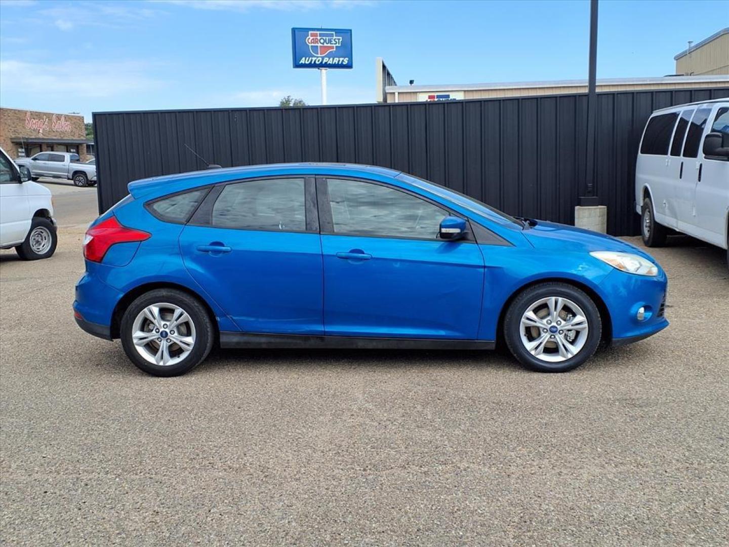 2012 Blue Candy Metallic Ford Focus SE (1FAHP3K25CL) with an 2.0L 2.0L I4 160hp 146ft. lbs. Fuel Injected engine, 6-Speed Double Clutch transmission, located at 1401 N. Hobart, Pampa, TX, 79065, (806) 665-9872, 35.549953, -100.975098 - Photo#2