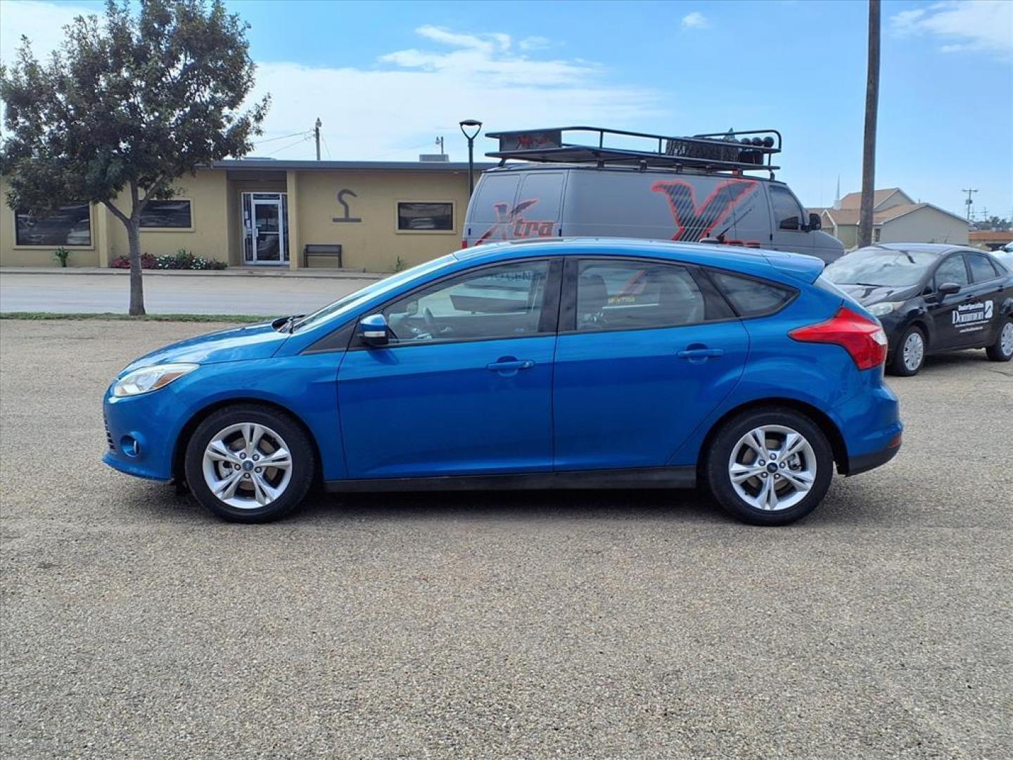 2012 Blue Candy Metallic Ford Focus SE (1FAHP3K25CL) with an 2.0L 2.0L I4 160hp 146ft. lbs. Fuel Injected engine, 6-Speed Double Clutch transmission, located at 1401 N. Hobart, Pampa, TX, 79065, (806) 665-9872, 35.549953, -100.975098 - Photo#4