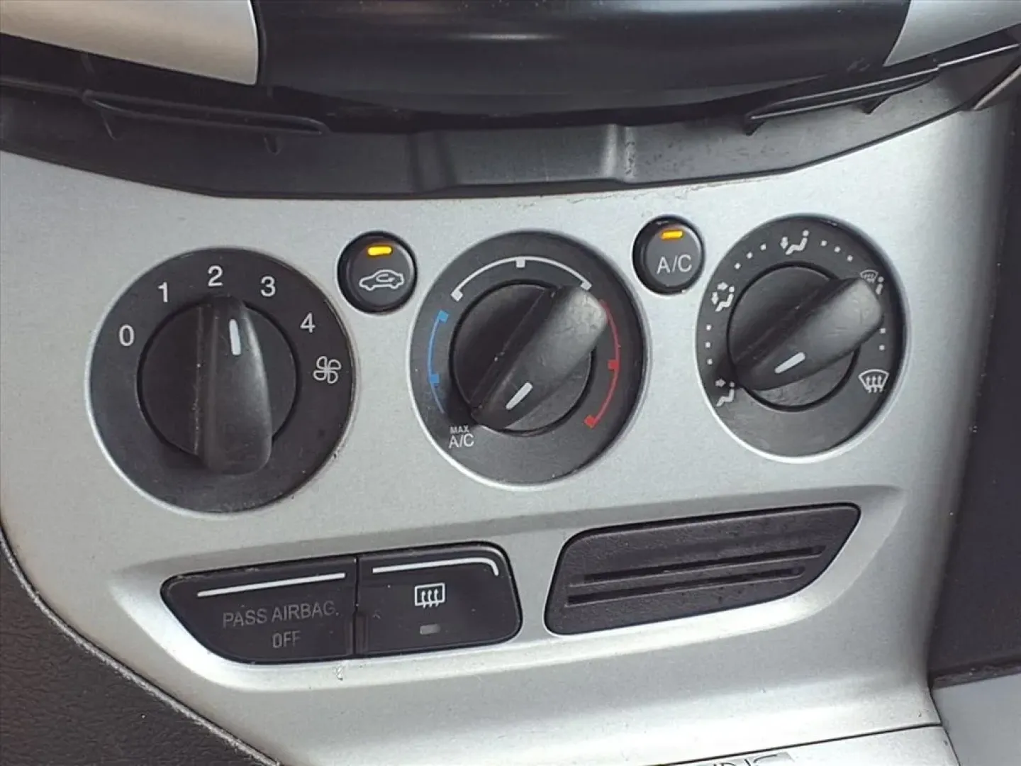 2012 Blue Candy Metallic Ford Focus SE (1FAHP3K25CL) with an Other engine, located at 1401 N. Hobart, Pampa, TX, 79065, (806) 665-9872, 35.549953, -100.975098 - **Unleash Your Adventure with the 2012 Ford Focus SE Hatchback!**<br /> <br /> Looking for a versatile vehicle that fits seamlessly into your lifestyle? Whether you're a growing family in need of extra space or a budget-conscious commuter seeking fuel efficiency, the 2012 Ford Focus SE Hatchback is - Photo#9