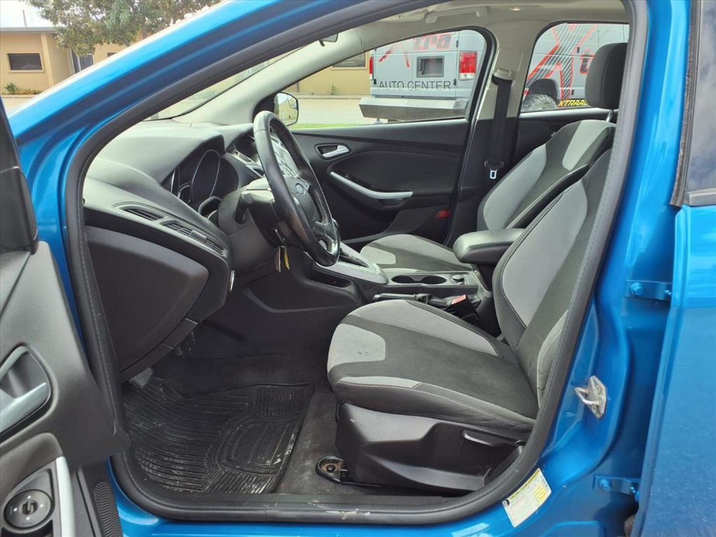 2012 Blue Candy Metallic Ford Focus SE (1FAHP3K25CL) with an 2.0L 2.0L I4 160hp 146ft. lbs. Fuel Injected engine, 6-Speed Double Clutch transmission, located at 1401 N. Hobart, Pampa, TX, 79065, (806) 665-9872, 35.549953, -100.975098 - Photo#12