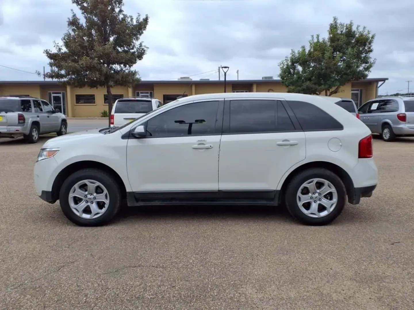 2012 White Suede Ford Edge SEL FWD (2FMDK3J91CB) with an Other engine, Automatic transmission, located at 1401 N. Hobart, Pampa, TX, 79065, (806) 665-9872, 35.549953, -100.975098 - **Unleash Your Adventures with the 2012 Ford Edge SEL FWD!** <br /> <br /> Are you ready to elevate your lifestyle with a versatile SUV that's perfect for weekend getaways, family road trips, or your daily commute? Look no further! The 2012 Ford Edge SEL FWD, available at Xtra Auto Center in Pampa, - Photo#4
