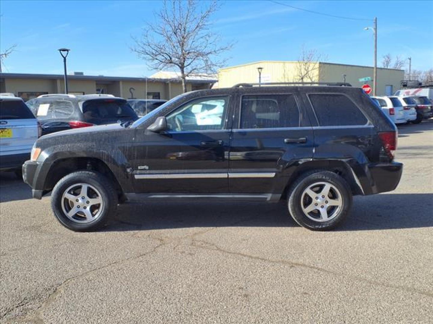 2006 Black Clearcoat Px8 Jeep Grand Cherokee Laredo (1J4HS48N66C) with an 4.7L 4.7L V8 SOHC 16V FI Engine Fuel Injected engine, 5-Speed Automatic transmission, located at 1401 N. Hobart, Pampa, TX, 79065, (806) 665-9872, 35.549953, -100.975098 - Photo#4