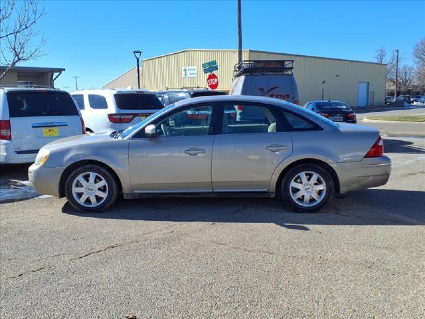 2006 Pueblo Gold Clearcoat Metallic G3 Ford Five Hundred SE (1FAFP23166G) with an 3.0L 3.0L V6 203hp 207ft. lbs. Fuel Injected engine, CVT transmission, located at 1401 N. Hobart, Pampa, TX, 79065, (806) 665-9872, 35.549953, -100.975098 - Photo#4