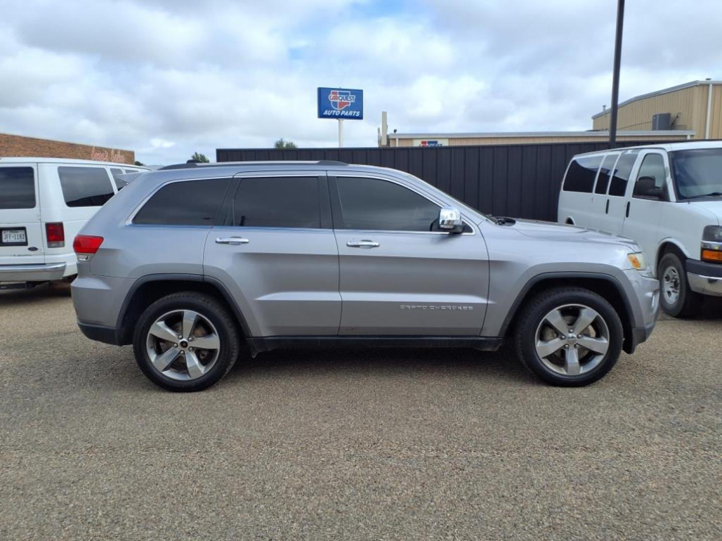 2014 Billet Silver Metallic Clear Coat Jeep Grand Cherokee Limited (1C4RJEBG2EC) with an 3.6L 3.6L V6 290hp 260ft. lbs. Sequential Multiport Fuel Injection engine, 8-Speed Shiftable Automatic transmission, located at 1401 N. Hobart, Pampa, TX, 79065, (806) 665-9872, 35.549953, -100.975098 - Photo#2