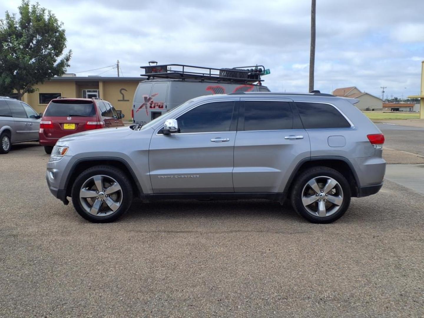 2014 Billet Silver Metallic Clear Coat Jeep Grand Cherokee Limited (1C4RJEBG2EC) with an 3.6L 3.6L V6 290hp 260ft. lbs. Sequential Multiport Fuel Injection engine, 8-Speed Shiftable Automatic transmission, located at 1401 N. Hobart, Pampa, TX, 79065, (806) 665-9872, 35.549953, -100.975098 - Photo#4