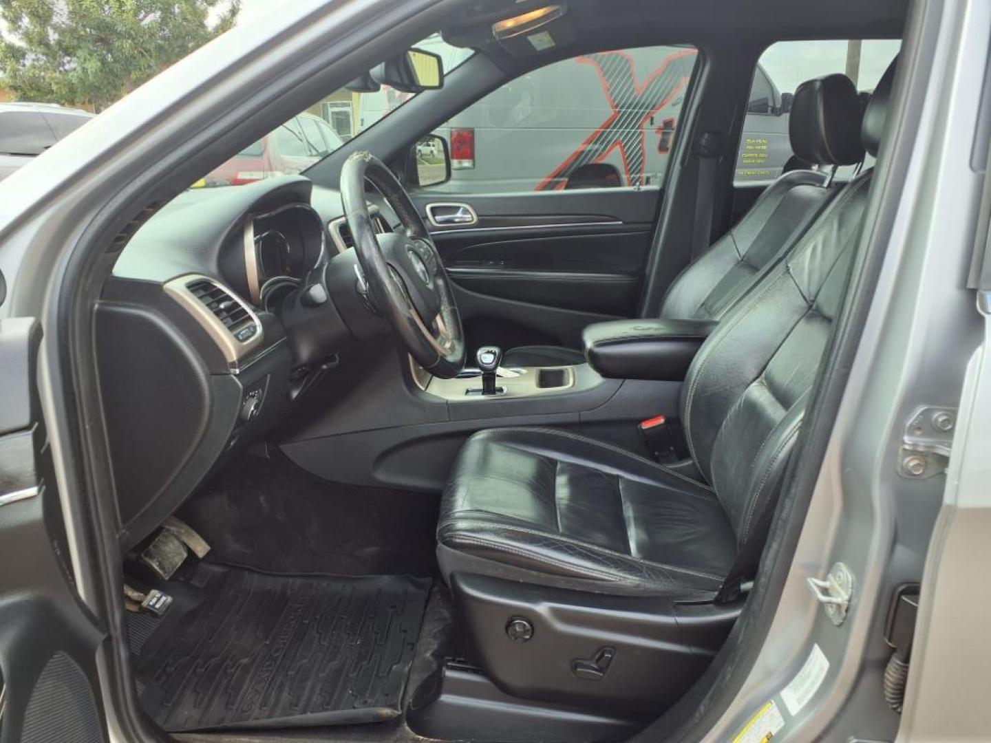 2014 Billet Silver Metallic Clear Coat Jeep Grand Cherokee Limited (1C4RJEBG2EC) with an 3.6L 3.6L V6 290hp 260ft. lbs. Sequential Multiport Fuel Injection engine, 8-Speed Shiftable Automatic transmission, located at 1401 N. Hobart, Pampa, TX, 79065, (806) 665-9872, 35.549953, -100.975098 - Photo#12