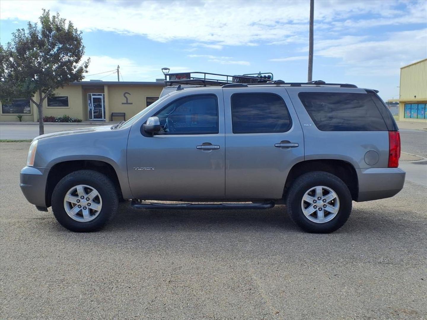 2012 Steel Gray Metallic GMC Yukon SLT (1GKS2CE00CR) with an 5.3L Vortec Aluminum Block 5.3L Flex Fuel V8 320hp 335ft. lbs. Sequential-Port F.I. engine, 6-Speed Shiftable Automatic transmission, located at 1401 N. Hobart, Pampa, TX, 79065, (806) 665-9872, 35.549953, -100.975098 - Photo#4