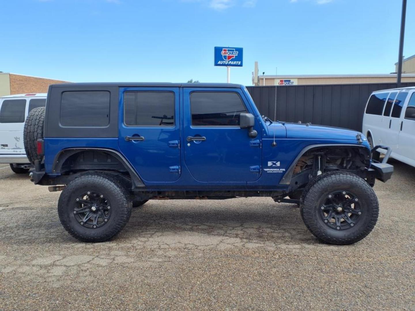 2009 Deep Water Blue Pearl Coat Jeep Wrangler Unlimited X (1J4GA39169L) with an 3.8L 3.8L V6 205hp 240ft. lbs. Sequential Multiport Fuel Injection engine, 6-Speed Manual transmission, located at 1401 N. Hobart, Pampa, TX, 79065, (806) 665-9872, 35.549953, -100.975098 - Photo#2