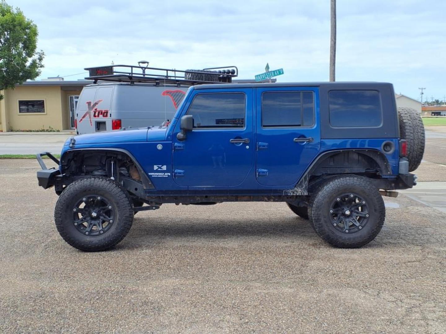 2009 Deep Water Blue Pearl Coat Jeep Wrangler Unlimited X (1J4GA39169L) with an 3.8L 3.8L V6 205hp 240ft. lbs. Sequential Multiport Fuel Injection engine, 6-Speed Manual transmission, located at 1401 N. Hobart, Pampa, TX, 79065, (806) 665-9872, 35.549953, -100.975098 - Photo#4