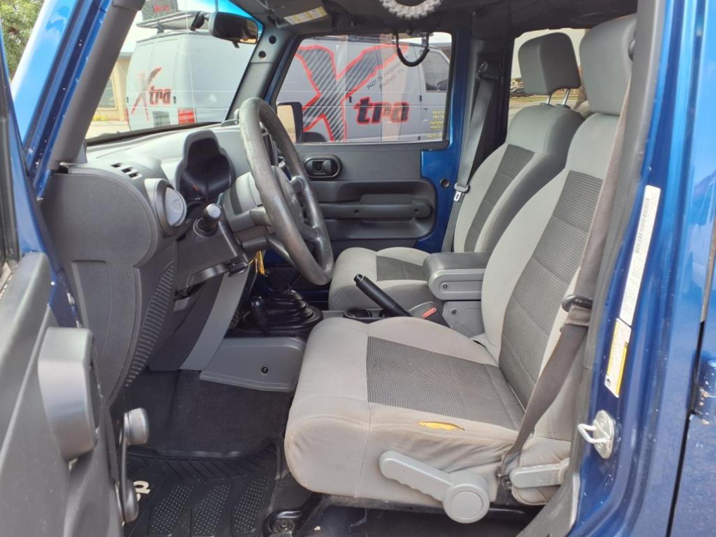 2009 Deep Water Blue Pearl Coat Jeep Wrangler Unlimited X (1J4GA39169L) with an 3.8L 3.8L V6 205hp 240ft. lbs. Sequential Multiport Fuel Injection engine, 6-Speed Manual transmission, located at 1401 N. Hobart, Pampa, TX, 79065, (806) 665-9872, 35.549953, -100.975098 - Photo#10