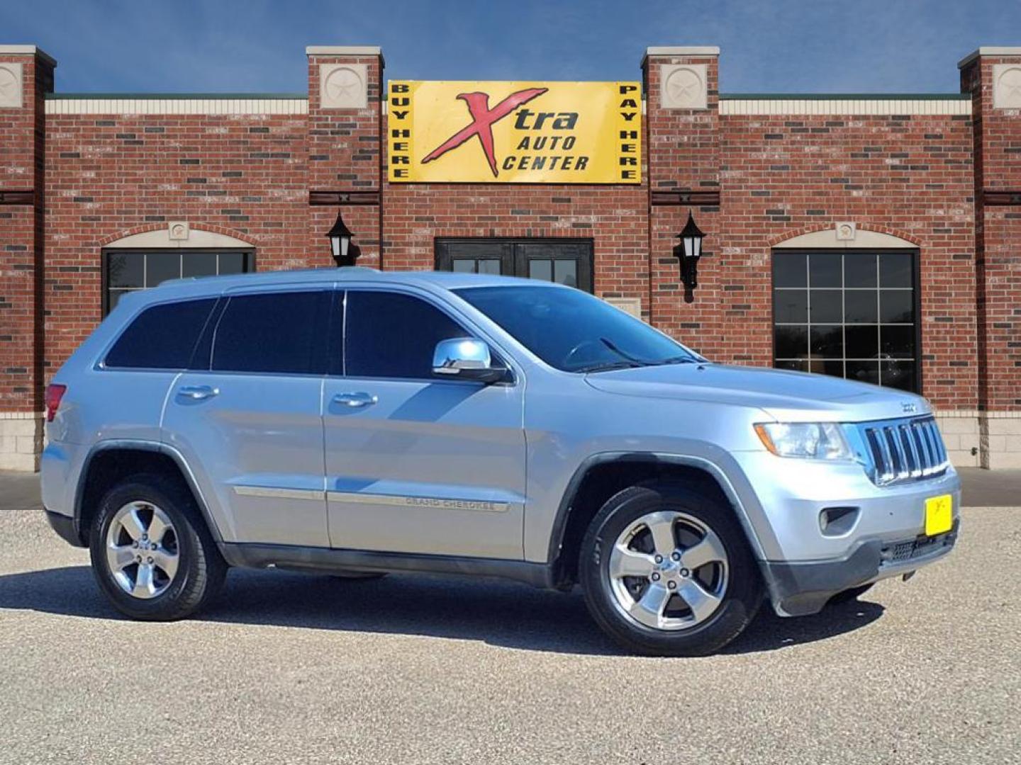 2011 Bright Silver Metallic Clear Coat Jeep Grand Cherokee Limited (1J4RR5GT4BC) with an 5.7L HEMI 5.7L V8 360hp 390ft. lbs. Sequential Multiport Fuel Injection engine, 5-Speed Automatic transmission, located at 1401 N. Hobart, Pampa, TX, 79065, (806) 665-9872, 35.549953, -100.975098 - Photo#0