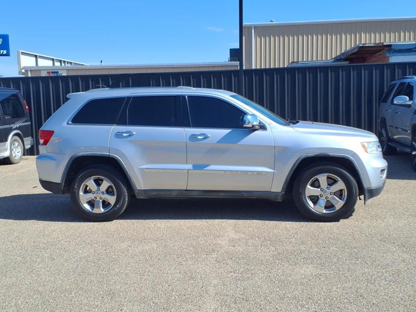 2011 Bright Silver Metallic Clear Coat Jeep Grand Cherokee Limited (1J4RR5GT4BC) with an 5.7L HEMI 5.7L V8 360hp 390ft. lbs. Sequential Multiport Fuel Injection engine, 5-Speed Automatic transmission, located at 1401 N. Hobart, Pampa, TX, 79065, (806) 665-9872, 35.549953, -100.975098 - Photo#2