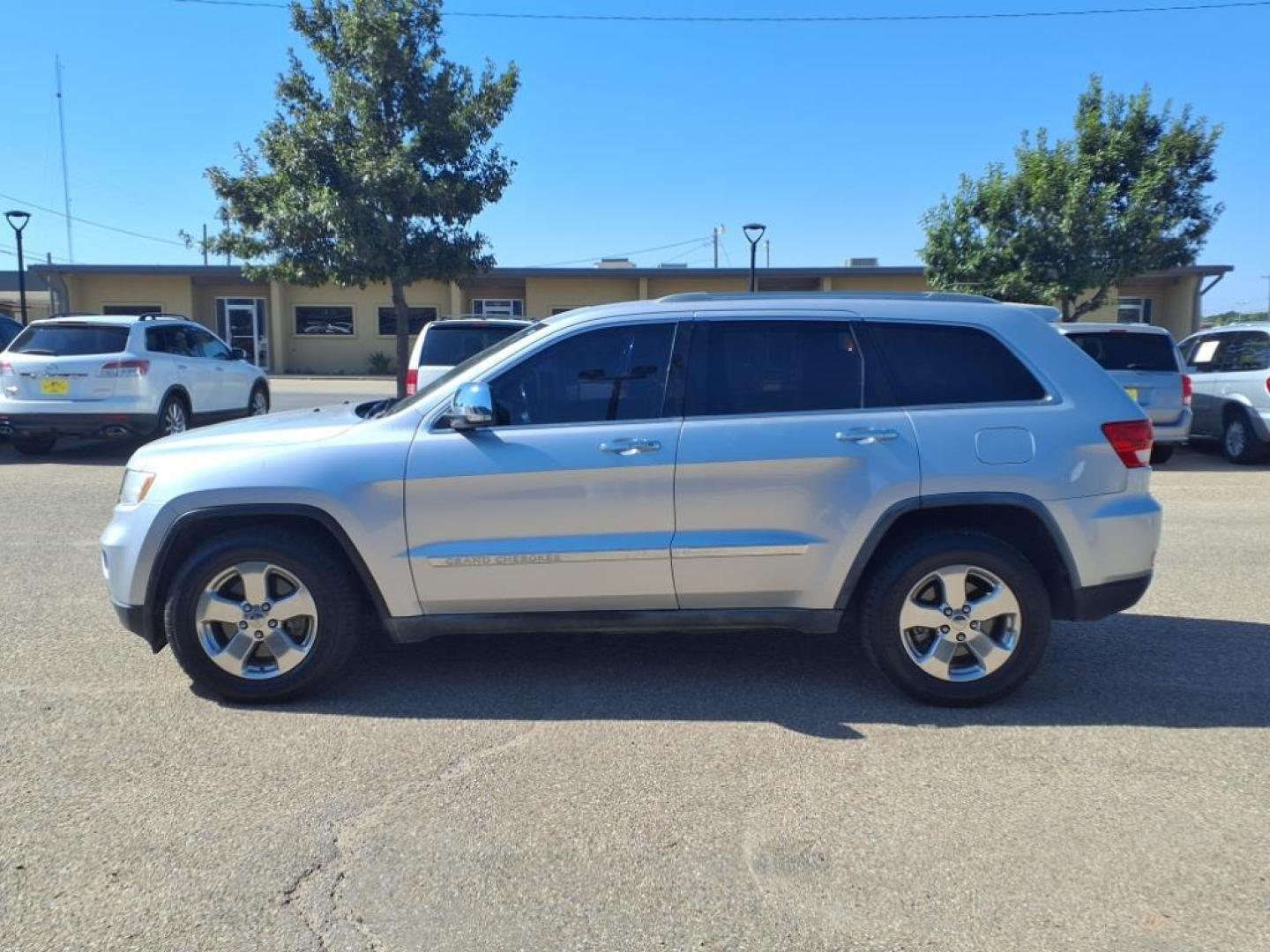2011 Bright Silver Metallic Clear Coat Jeep Grand Cherokee Limited (1J4RR5GT4BC) with an 5.7L HEMI 5.7L V8 360hp 390ft. lbs. Sequential Multiport Fuel Injection engine, 5-Speed Automatic transmission, located at 1401 N. Hobart, Pampa, TX, 79065, (806) 665-9872, 35.549953, -100.975098 - Photo#4