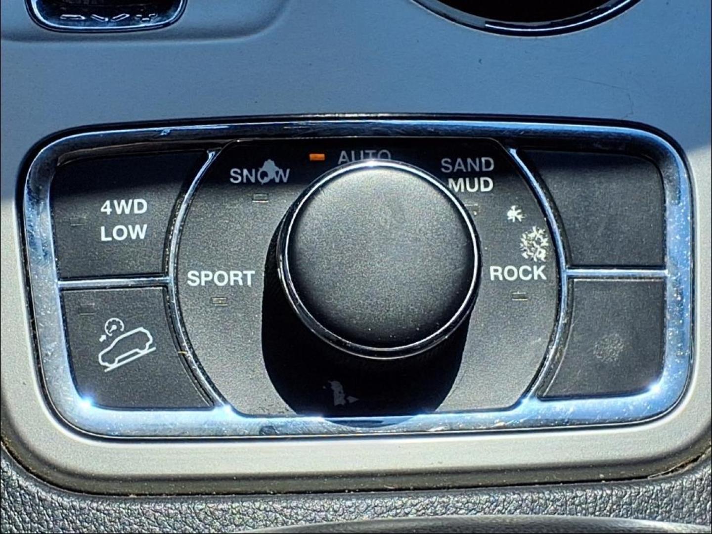 2011 Bright Silver Metallic Clear Coat Jeep Grand Cherokee Limited (1J4RR5GT4BC) with an 5.7L HEMI 5.7L V8 360hp 390ft. lbs. Sequential Multiport Fuel Injection engine, 5-Speed Automatic transmission, located at 1401 N. Hobart, Pampa, TX, 79065, (806) 665-9872, 35.549953, -100.975098 - Photo#9