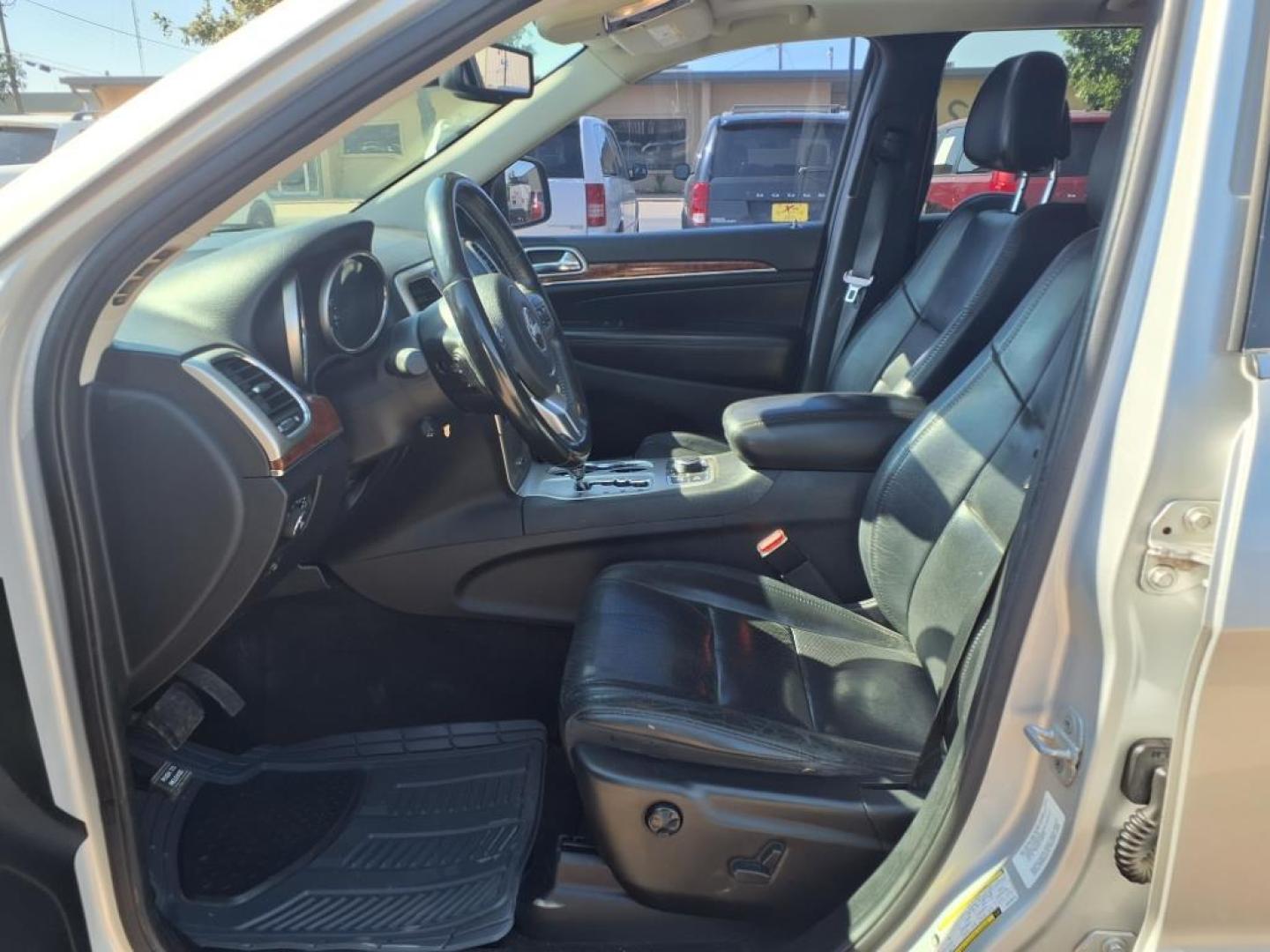 2011 Bright Silver Metallic Clear Coat Jeep Grand Cherokee Limited (1J4RR5GT4BC) with an 5.7L HEMI 5.7L V8 360hp 390ft. lbs. Sequential Multiport Fuel Injection engine, 5-Speed Automatic transmission, located at 1401 N. Hobart, Pampa, TX, 79065, (806) 665-9872, 35.549953, -100.975098 - Photo#12