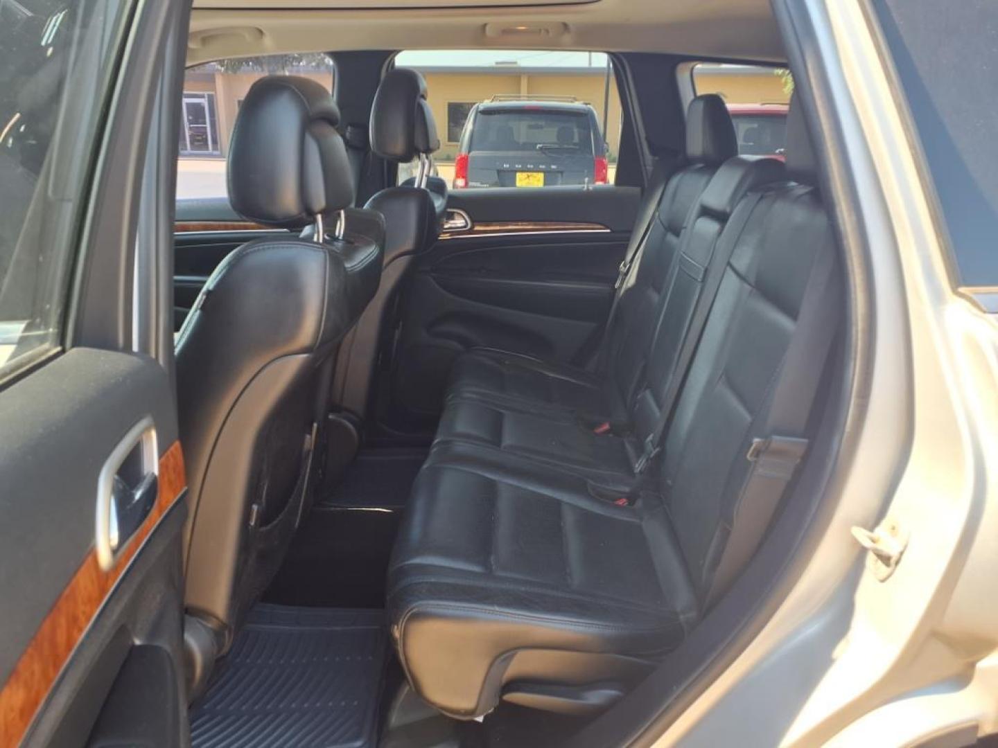2011 Bright Silver Metallic Clear Coat Jeep Grand Cherokee Limited (1J4RR5GT4BC) with an 5.7L HEMI 5.7L V8 360hp 390ft. lbs. Sequential Multiport Fuel Injection engine, 5-Speed Automatic transmission, located at 1401 N. Hobart, Pampa, TX, 79065, (806) 665-9872, 35.549953, -100.975098 - Photo#13
