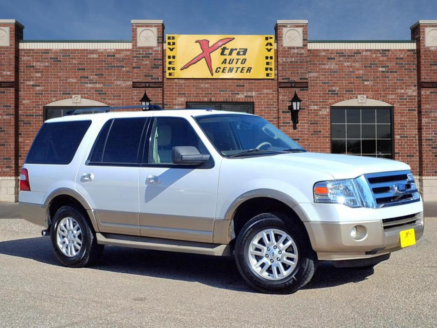 2013 White Platinum Metallic Tri-Coat Ug Ford Expedition XLT (1FMJU1H56DE) with an 5.4L 5.4L Flex Fuel V8 310hp 365ft. lbs. Sequential Multiport Fuel Injection engine, 6-Speed Automatic transmission, located at 1401 N. Hobart, Pampa, TX, 79065, (806) 665-9872, 35.549953, -100.975098 - Photo#0