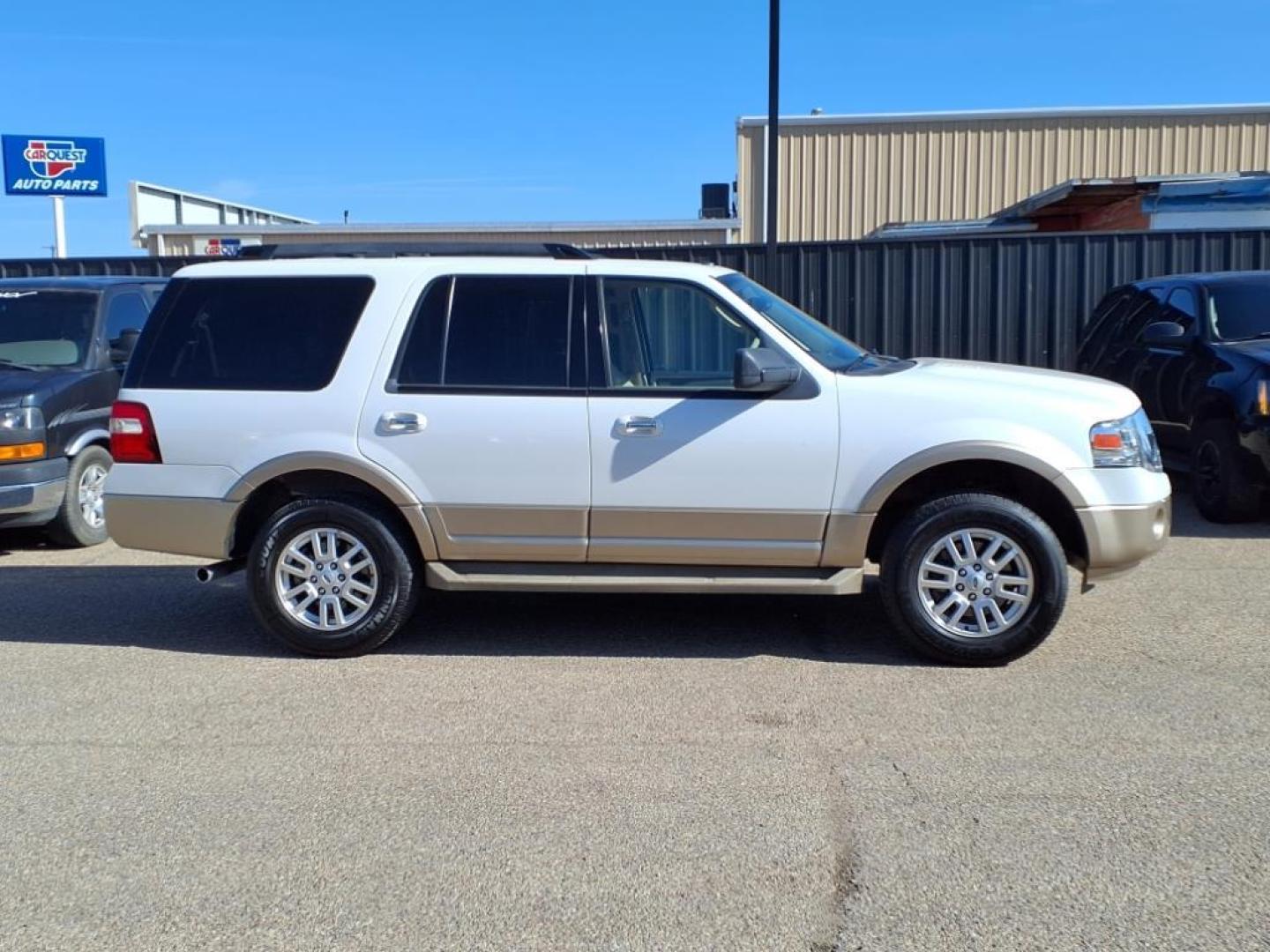 2013 White Platinum Metallic Tri-Coat Ug Ford Expedition XLT (1FMJU1H56DE) with an 5.4L 5.4L Flex Fuel V8 310hp 365ft. lbs. Sequential Multiport Fuel Injection engine, 6-Speed Automatic transmission, located at 1401 N. Hobart, Pampa, TX, 79065, (806) 665-9872, 35.549953, -100.975098 - Photo#2